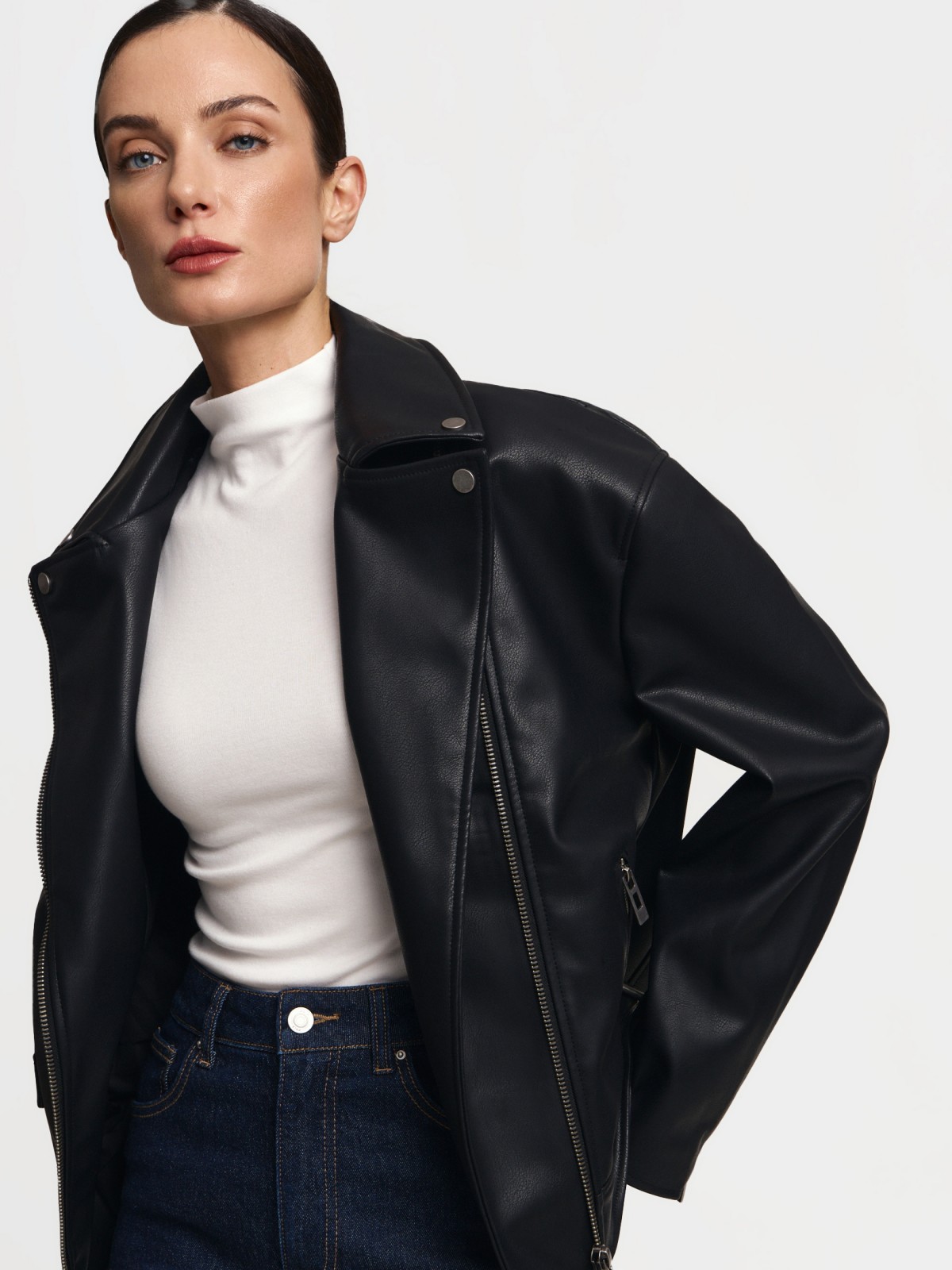 Короткая куртка-косуха оверсайз из экокожи