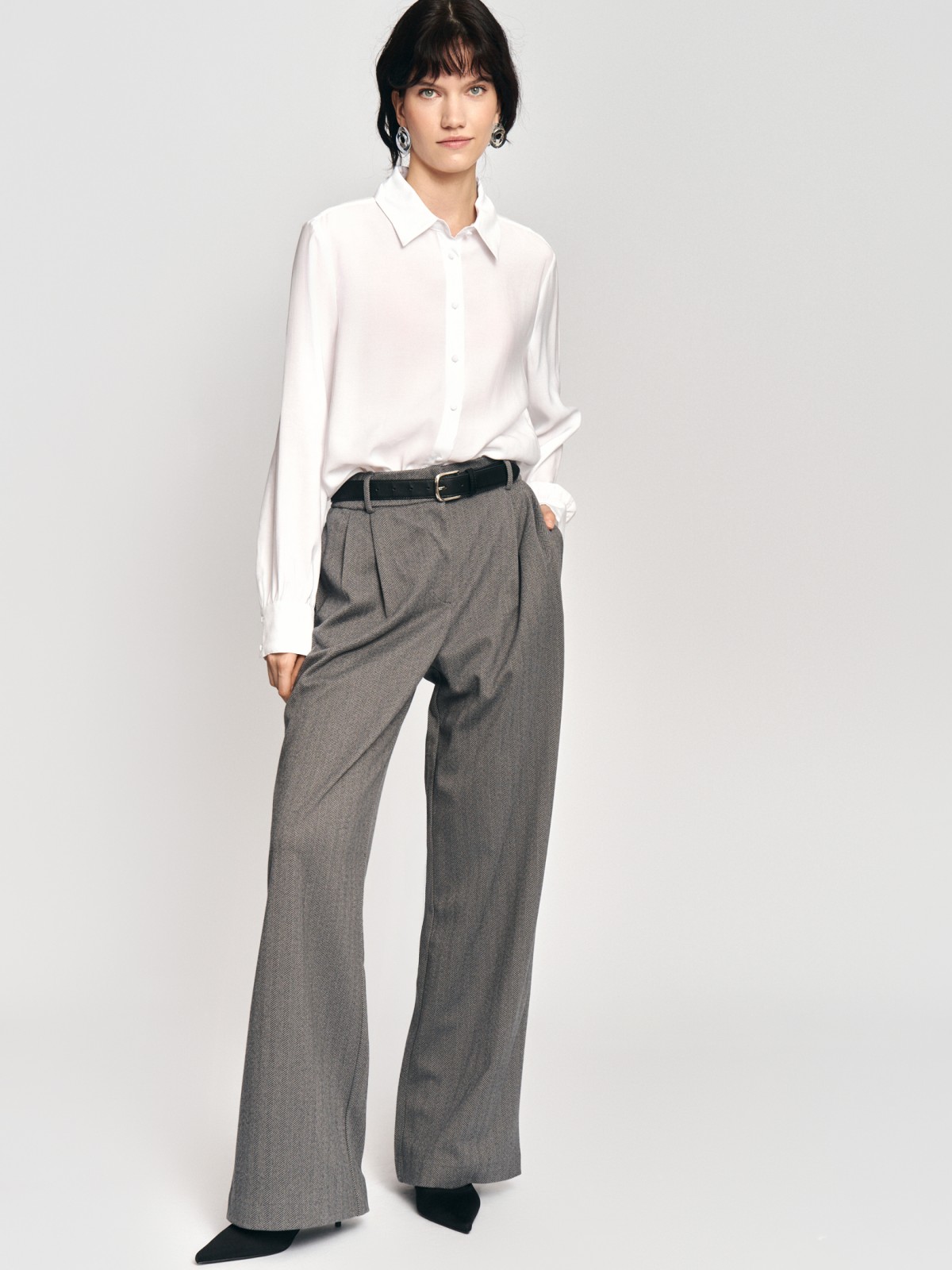 Прямые брюки на резинке с защипами