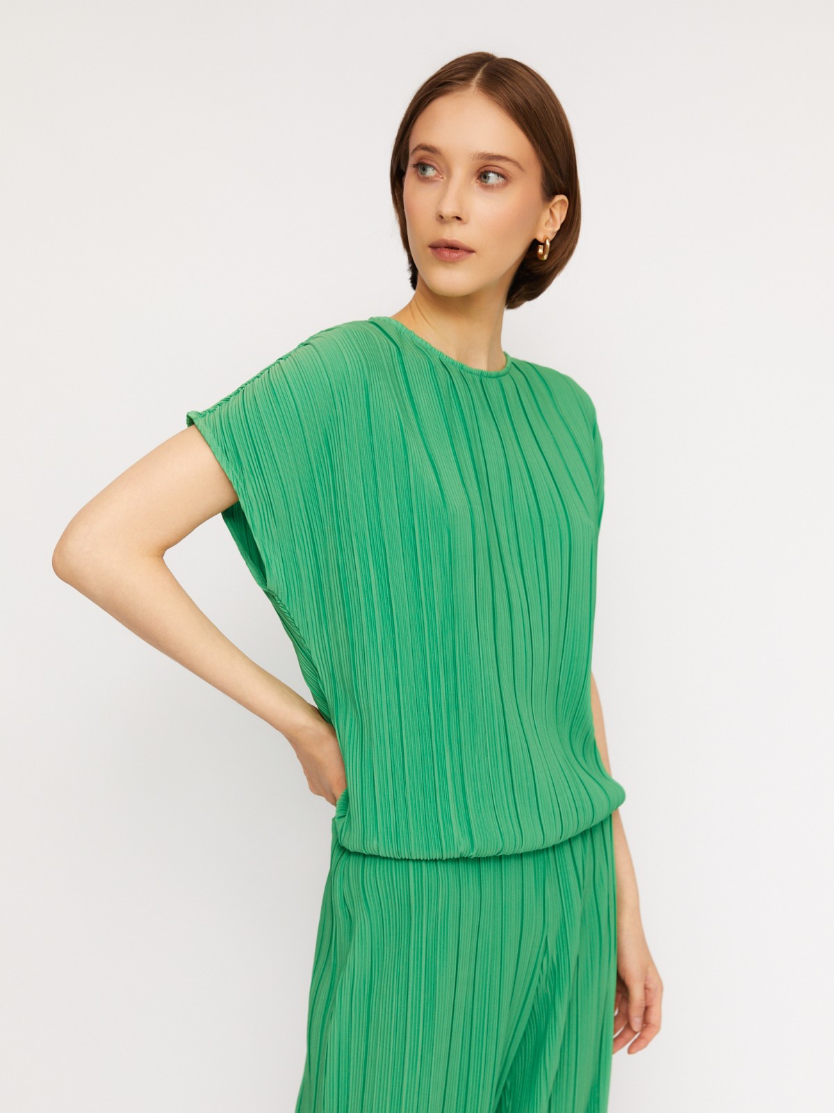 Блузка-футболка из фактурной ткани на резинке