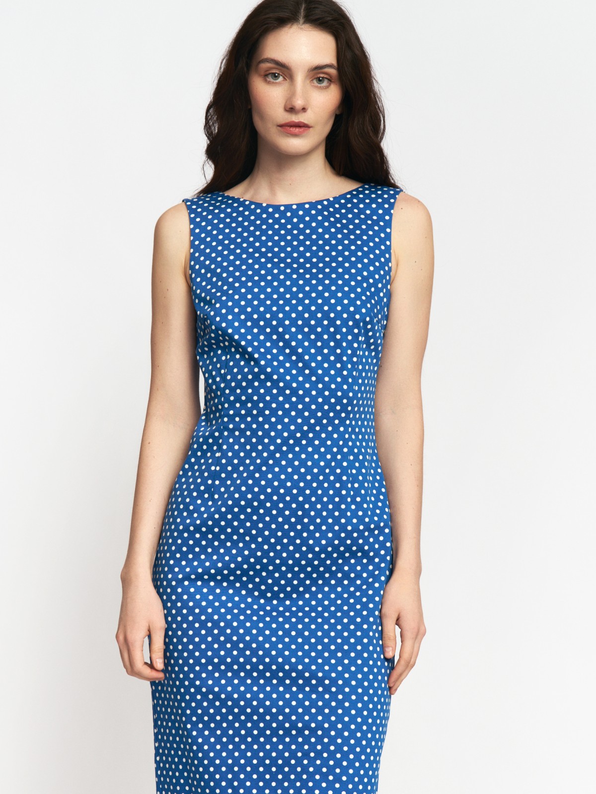 Платье-футляр из хлопка в горошек без рукавов