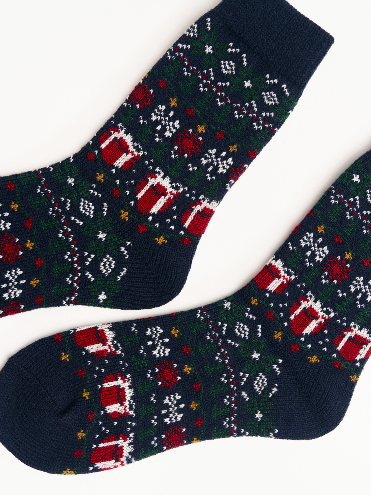 Тёплые вязаные носки с новогодним узором