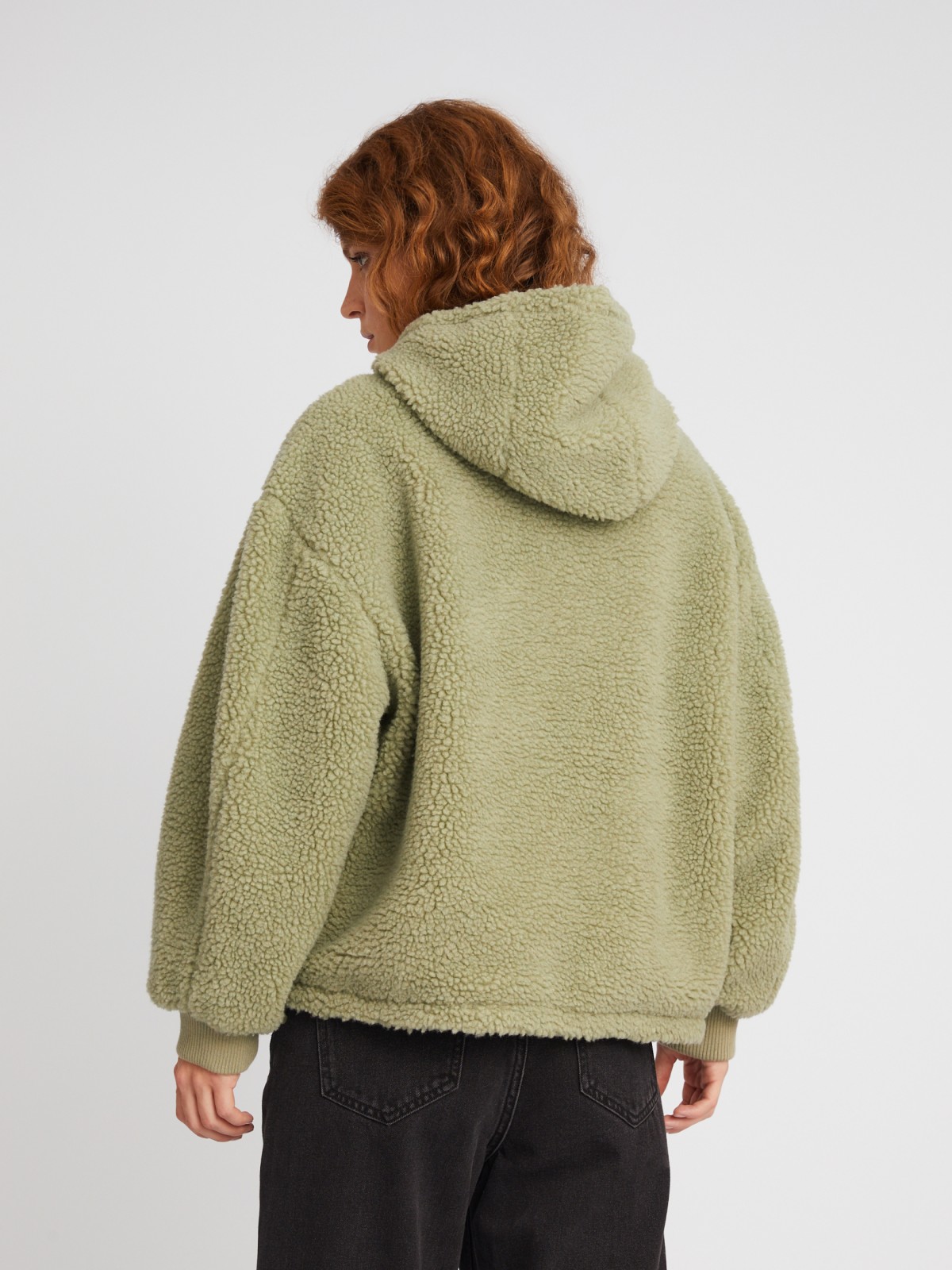 Тёплая шуба-бомбер оверсайз силуэта из искусственного меха с капюшоном