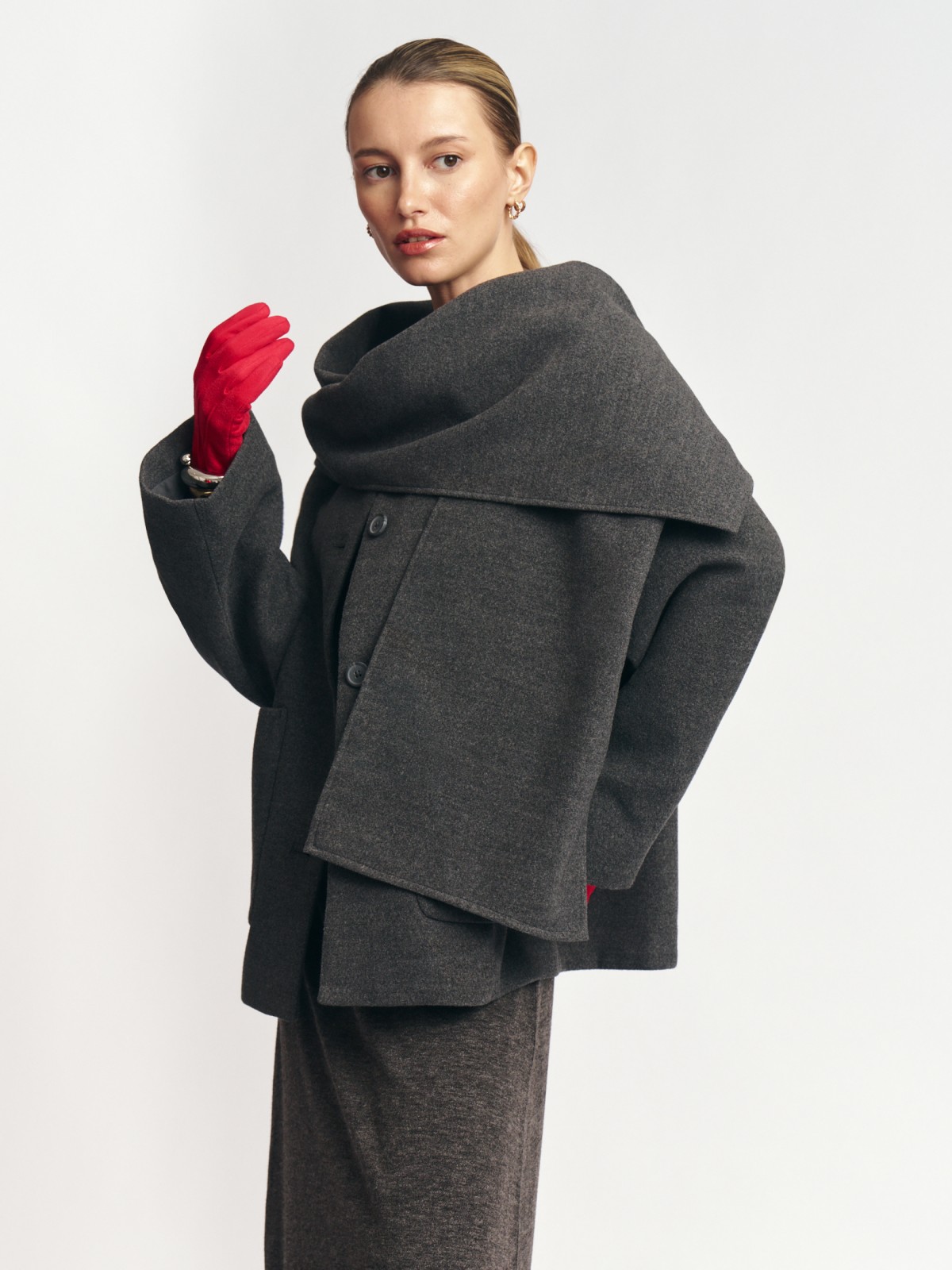 Короткое пальто кокон с шарфом