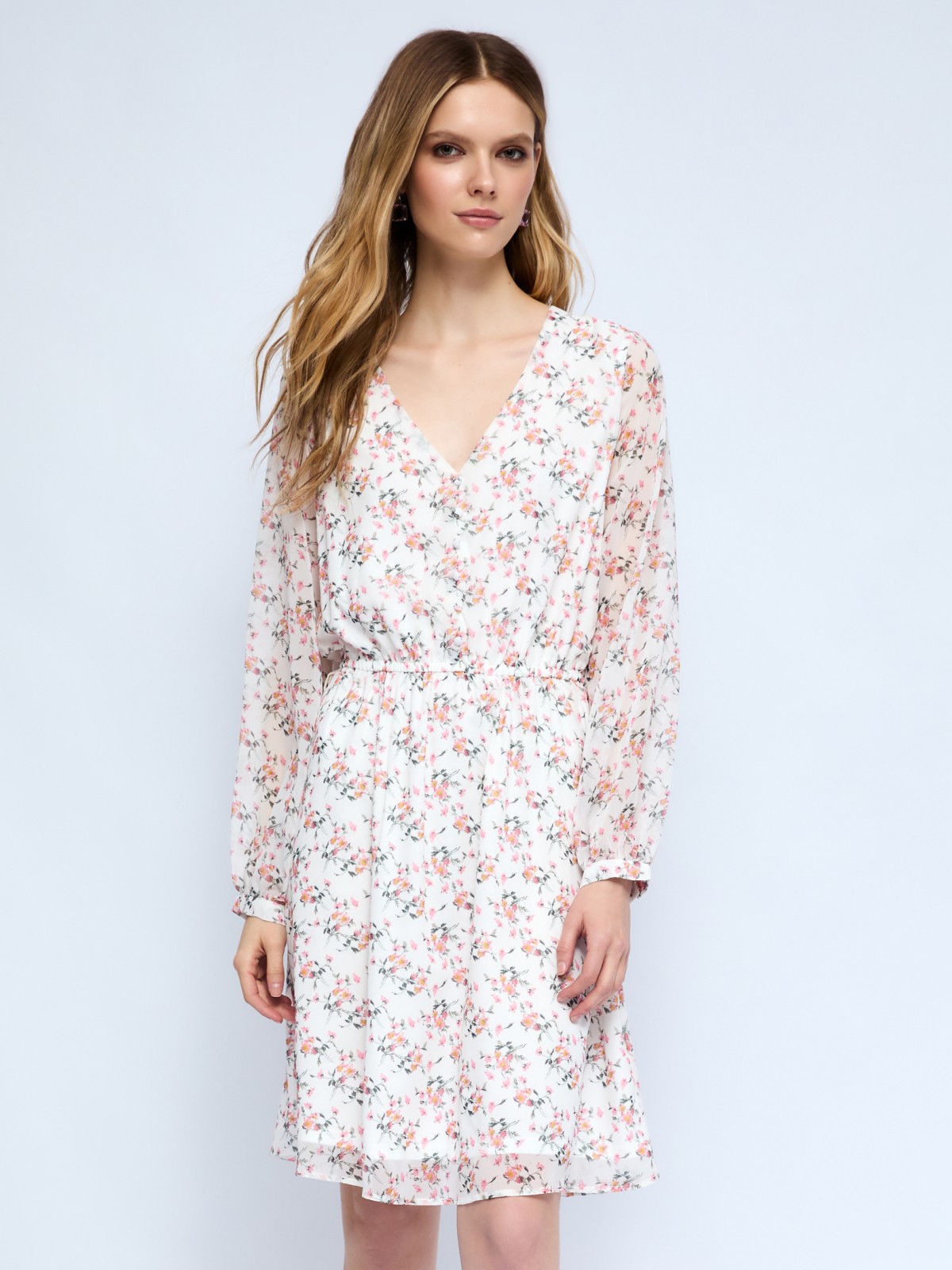 Шифоновое платье мини с вырезом и ремнём