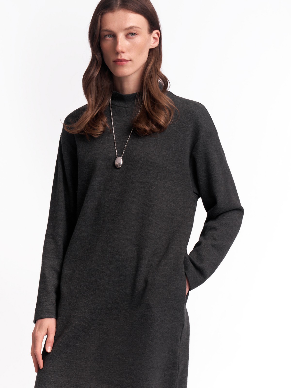 Вязаное платье-свитер с горлом