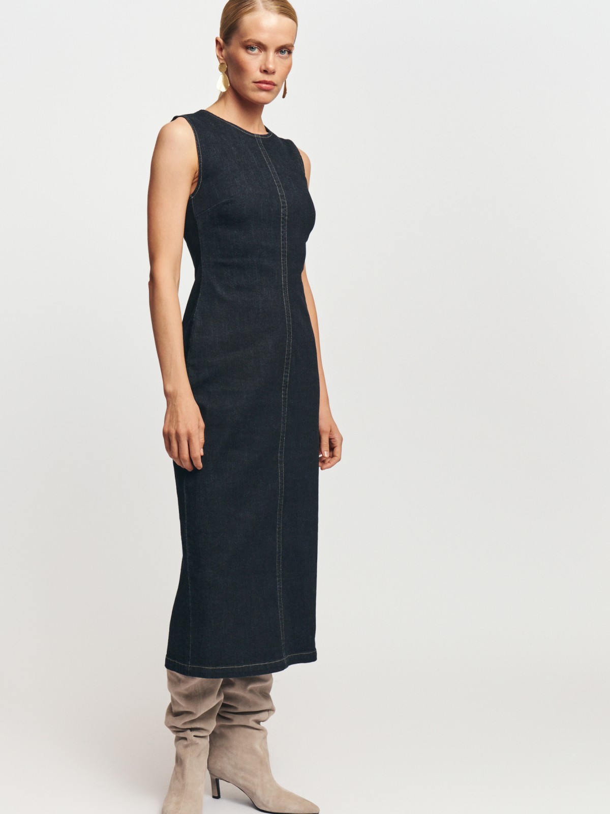 Джинсовое платье миди из хлопка без рукавов