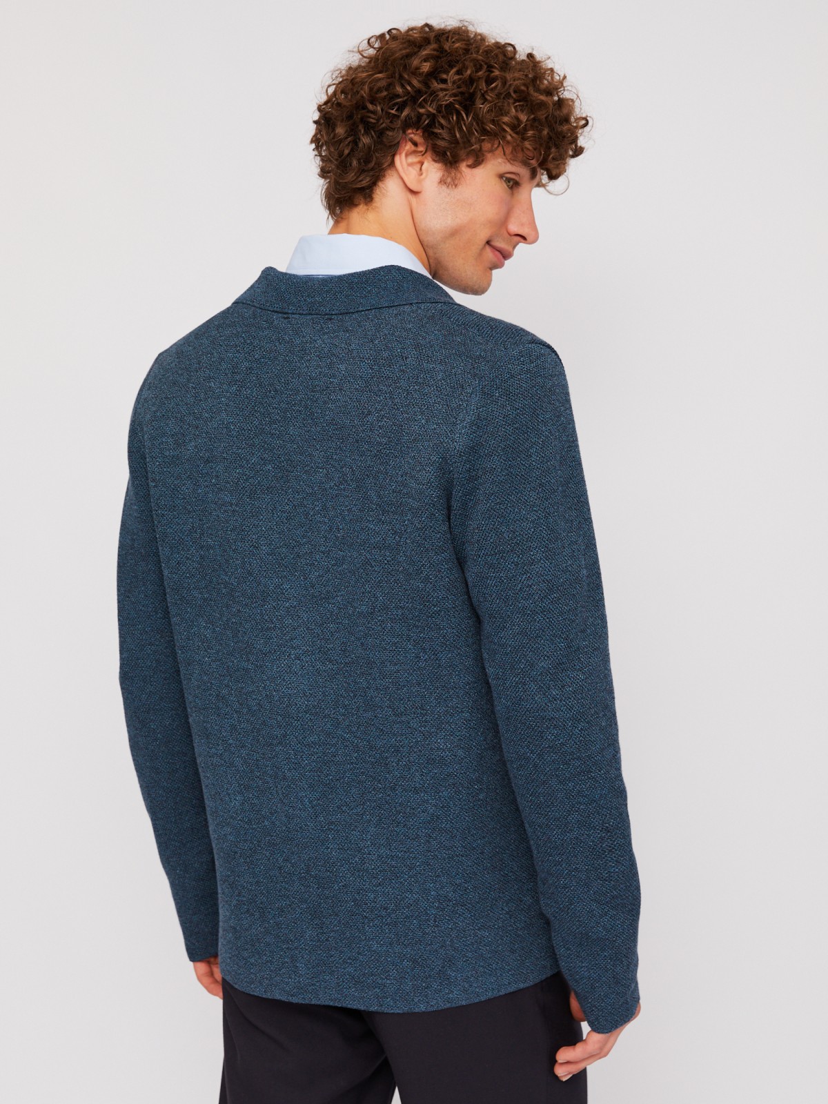 Вязаный кардиган на пуговицах с воротником и накладными карманами