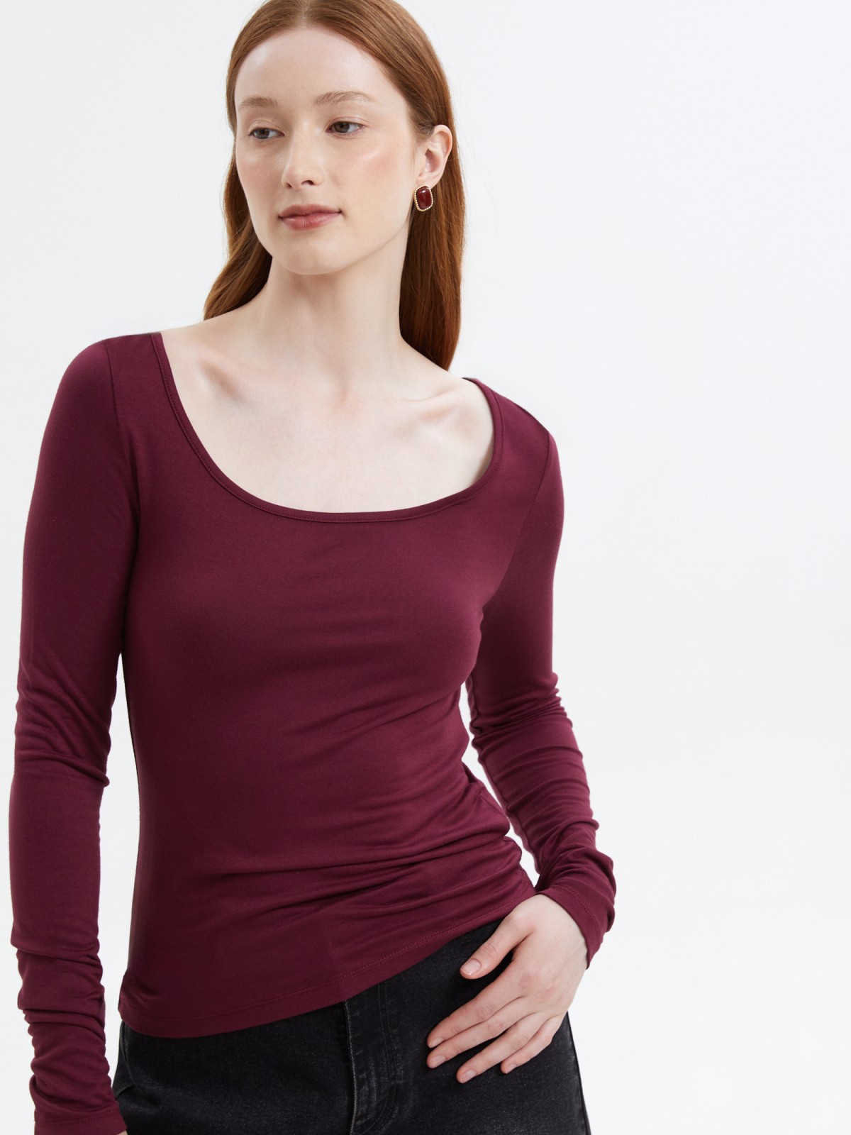 Короткий лонгслив из вискозы с вырезом 699₽