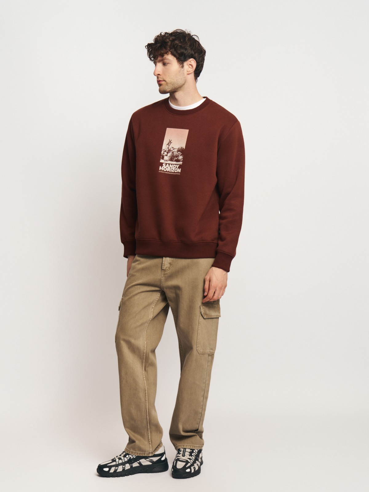 Утеплённый свитшот прямого кроя с принтом