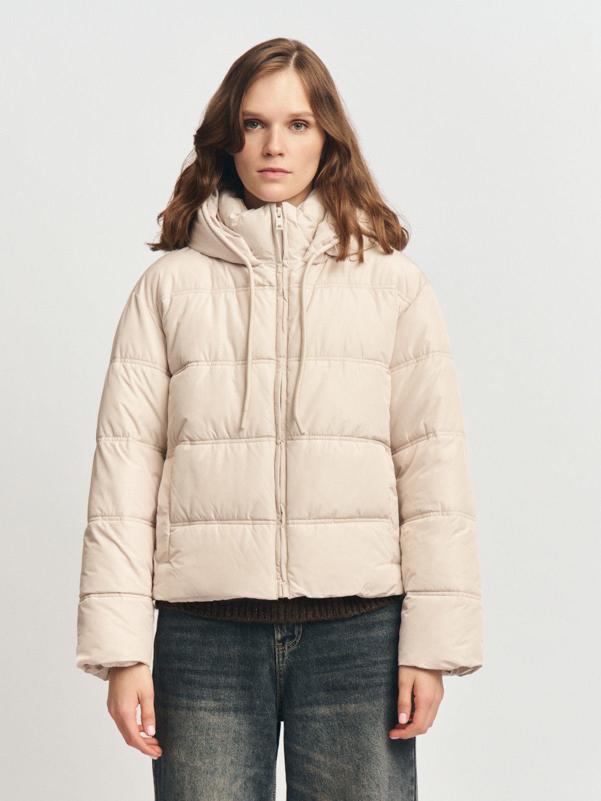 Короткая стёганая куртка с капюшоном