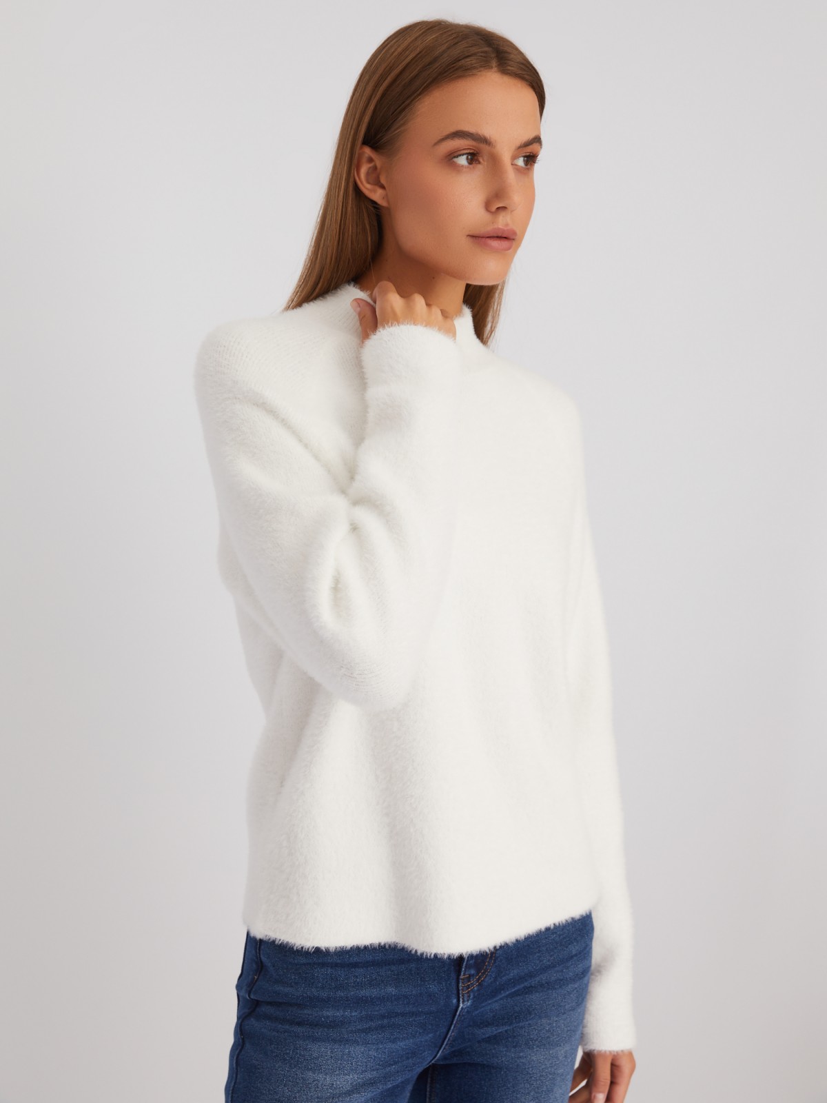 Пушистый вязаный свитер с воротником-стойкой zolla белого цвета