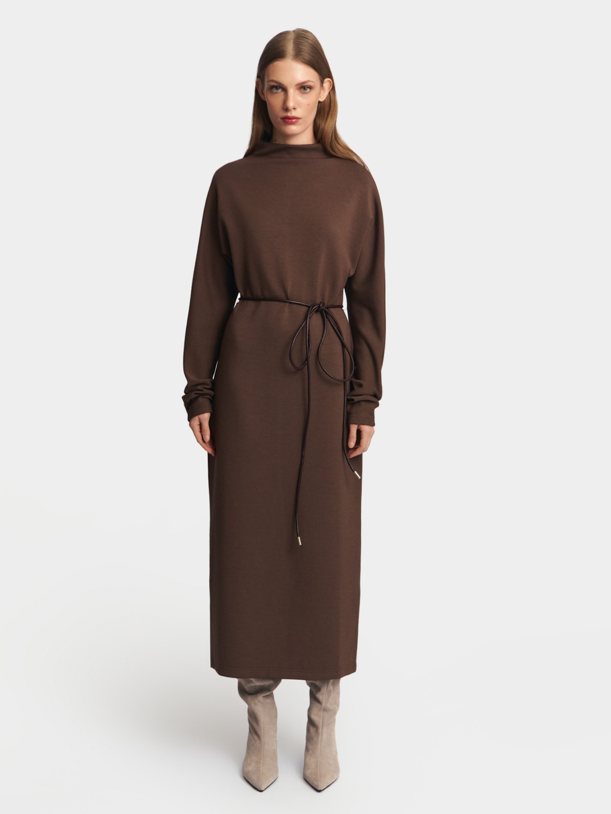 Трикотажное платье миди с поясом