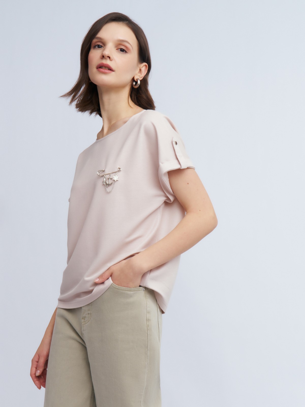 Блузка-футболка с коротким рукавом и брошью