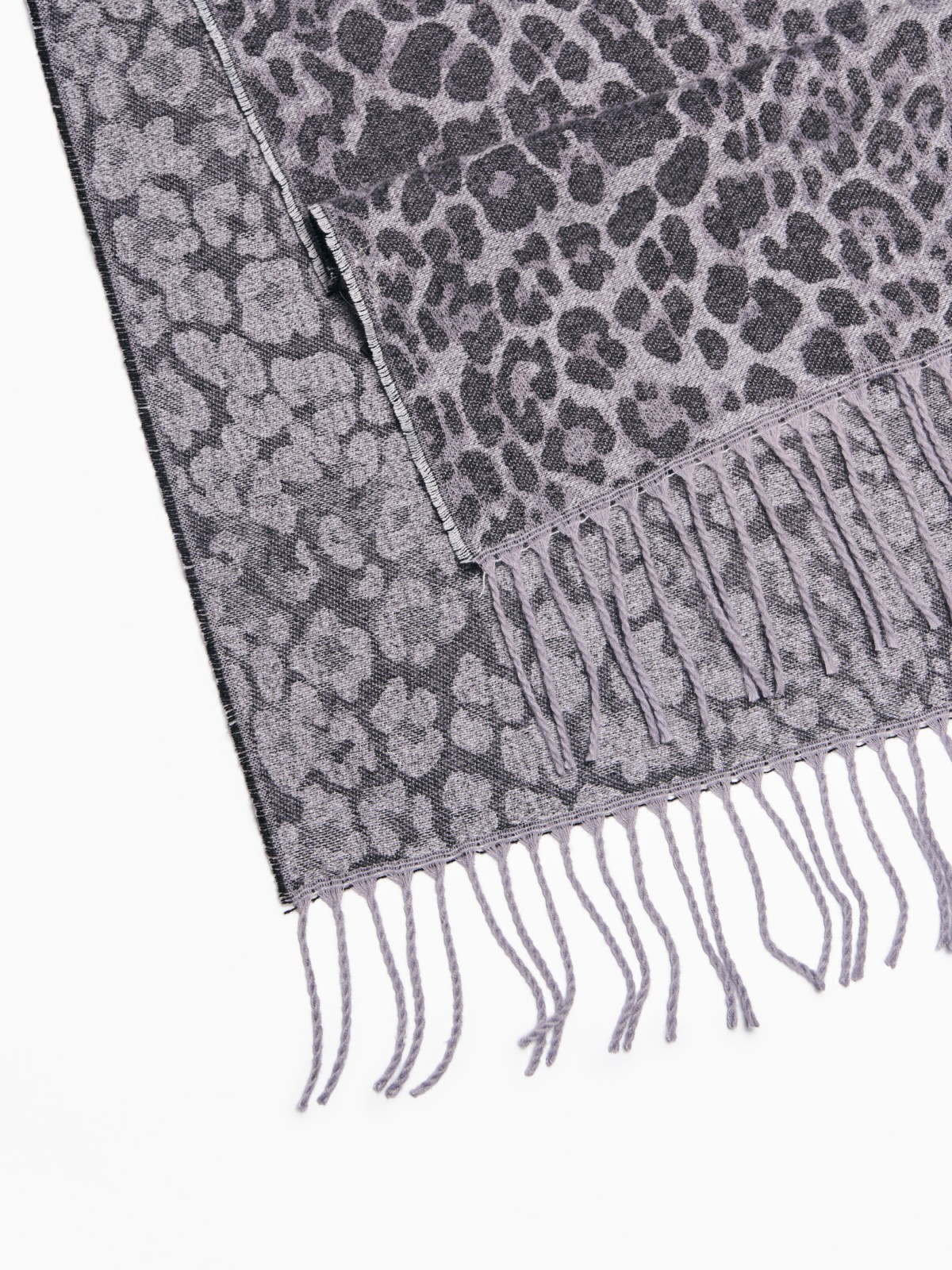 Тканевый леопардовый шарф с бахромой