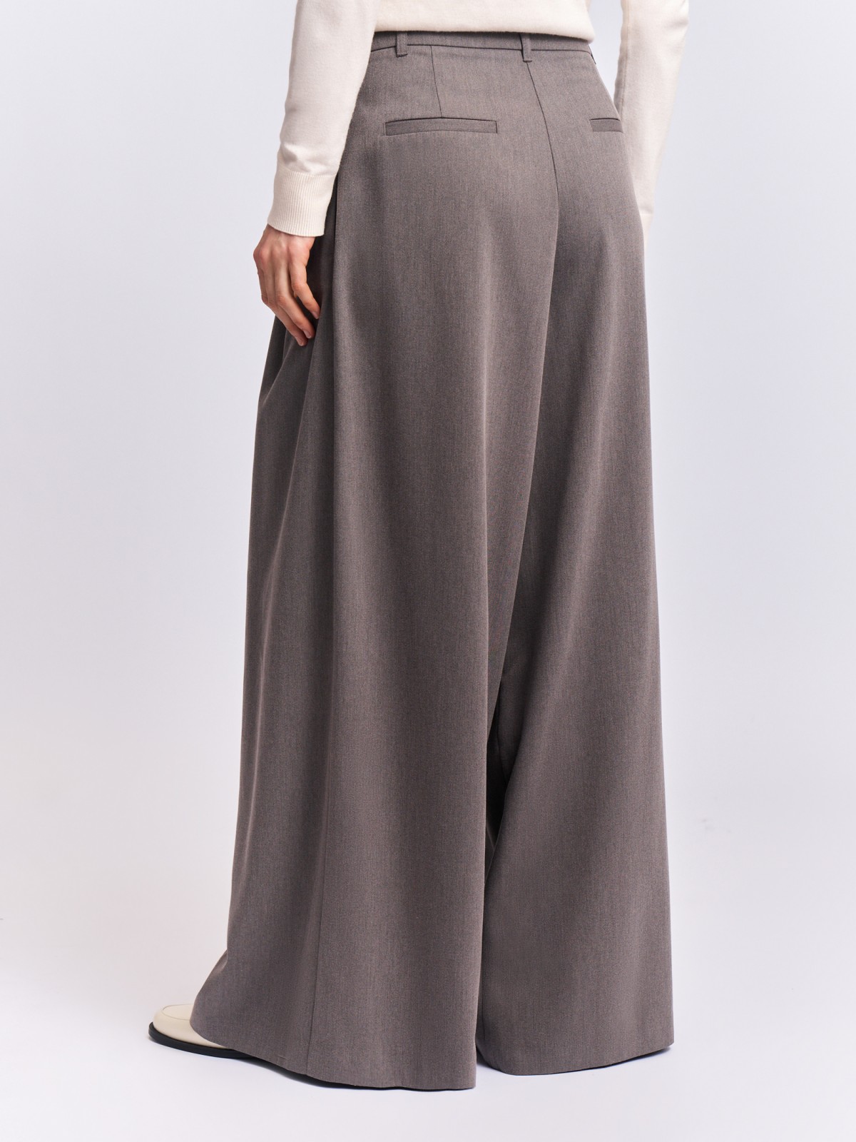 Офисные брюки палаццо с защипами