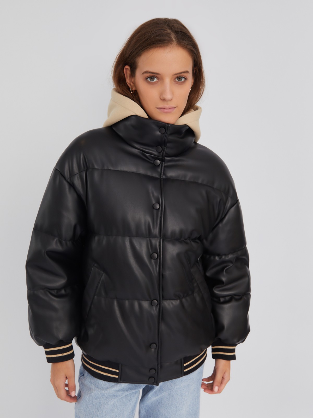 Тёплая куртка-бомбер из экокожи с воротником-стойкой и съёмным трикотажным капюшоном zolla 02334510L194, цвет черный, размер XS - фото 3