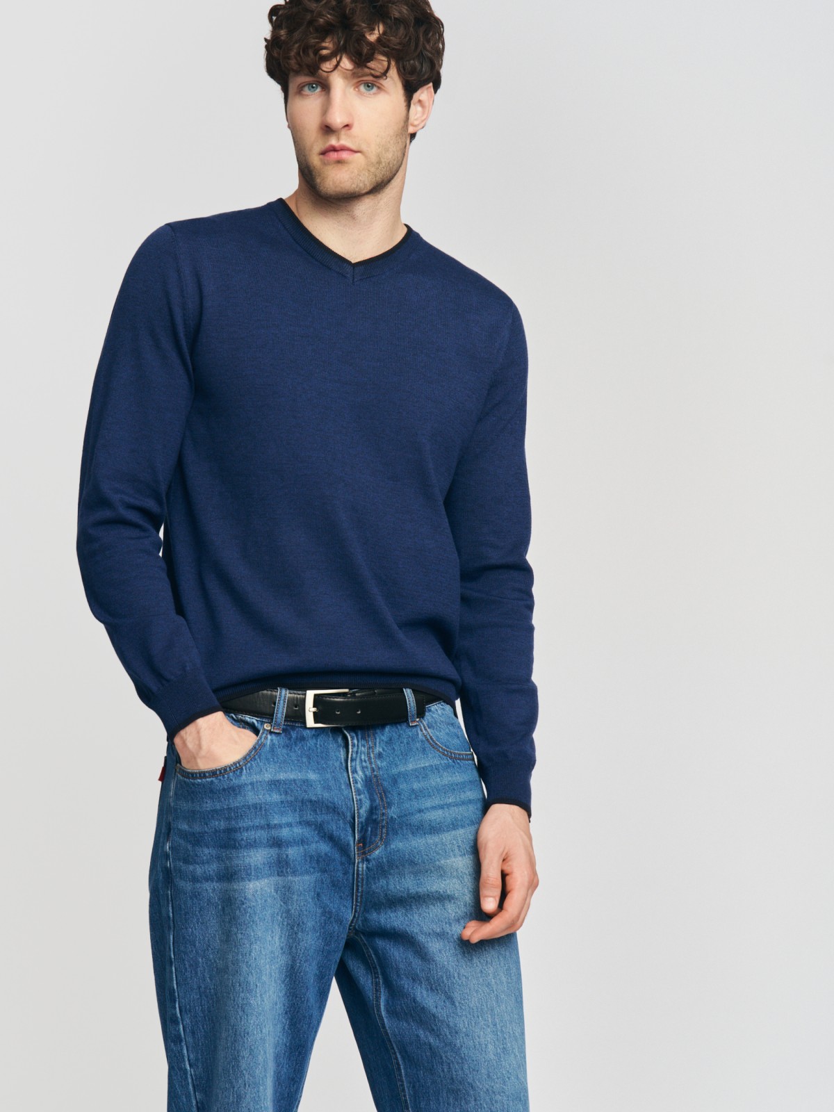 Тонкий трикотажный джемпер с вырезом