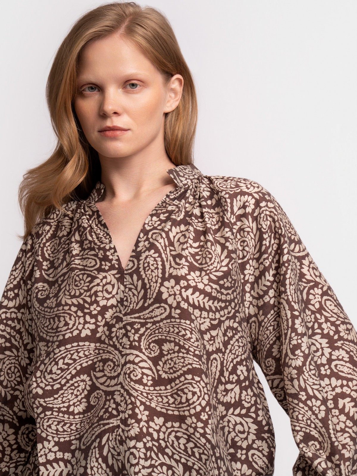 Блузка с вырезом и принтом