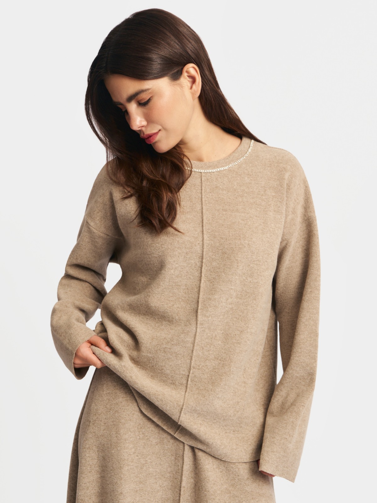 Трикотажный джемпер с декором у выреза