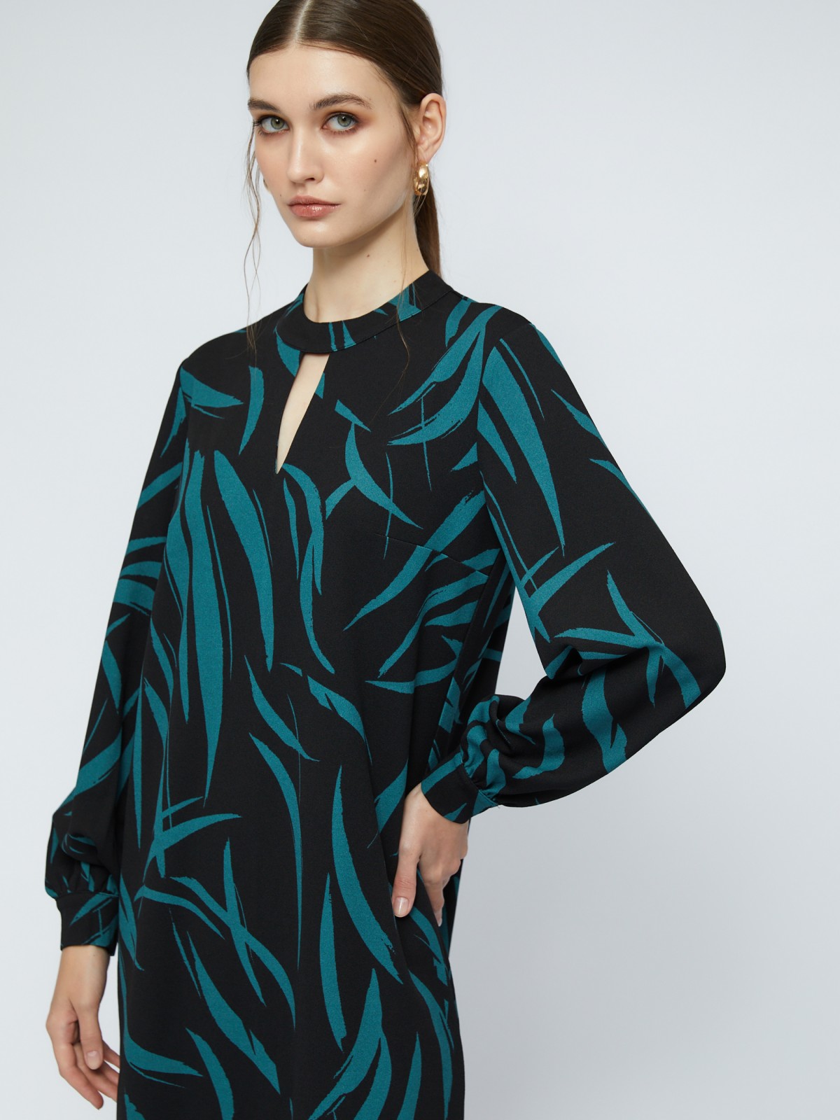 Платье длины мини с чокером и принтом