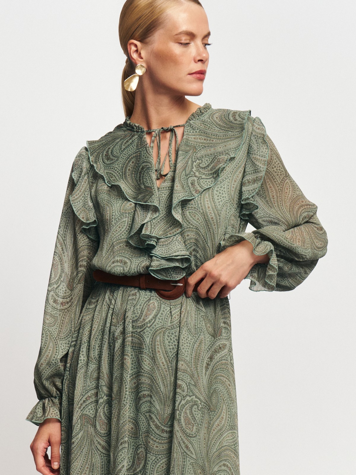 Платье макси из шифона с воланами и ремнём