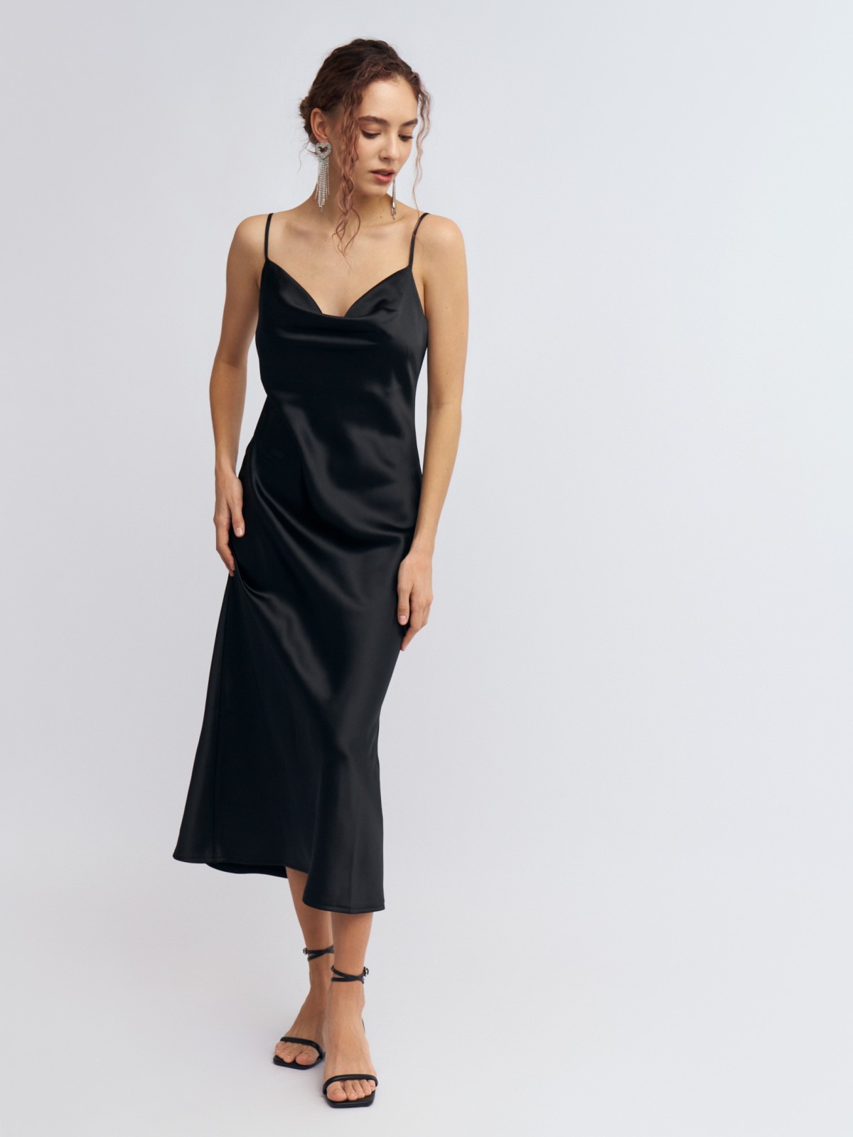 Атласное платье-комбинация миди на бретельках