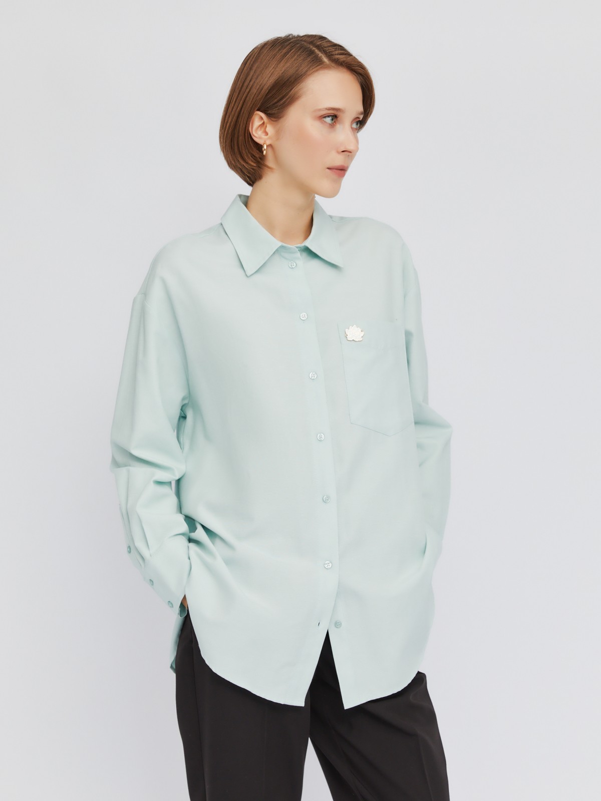 Рубашка оверсайз силуэта с металлическим значком-нашивкой