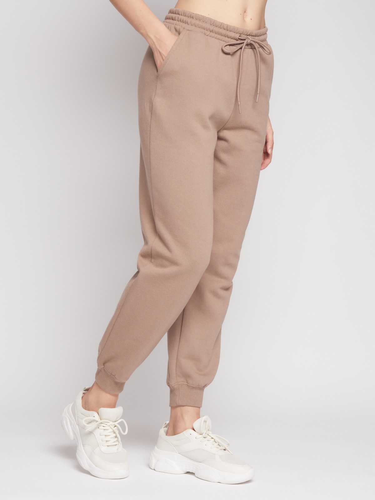 Брюки-джоггеры в спортивном стиле