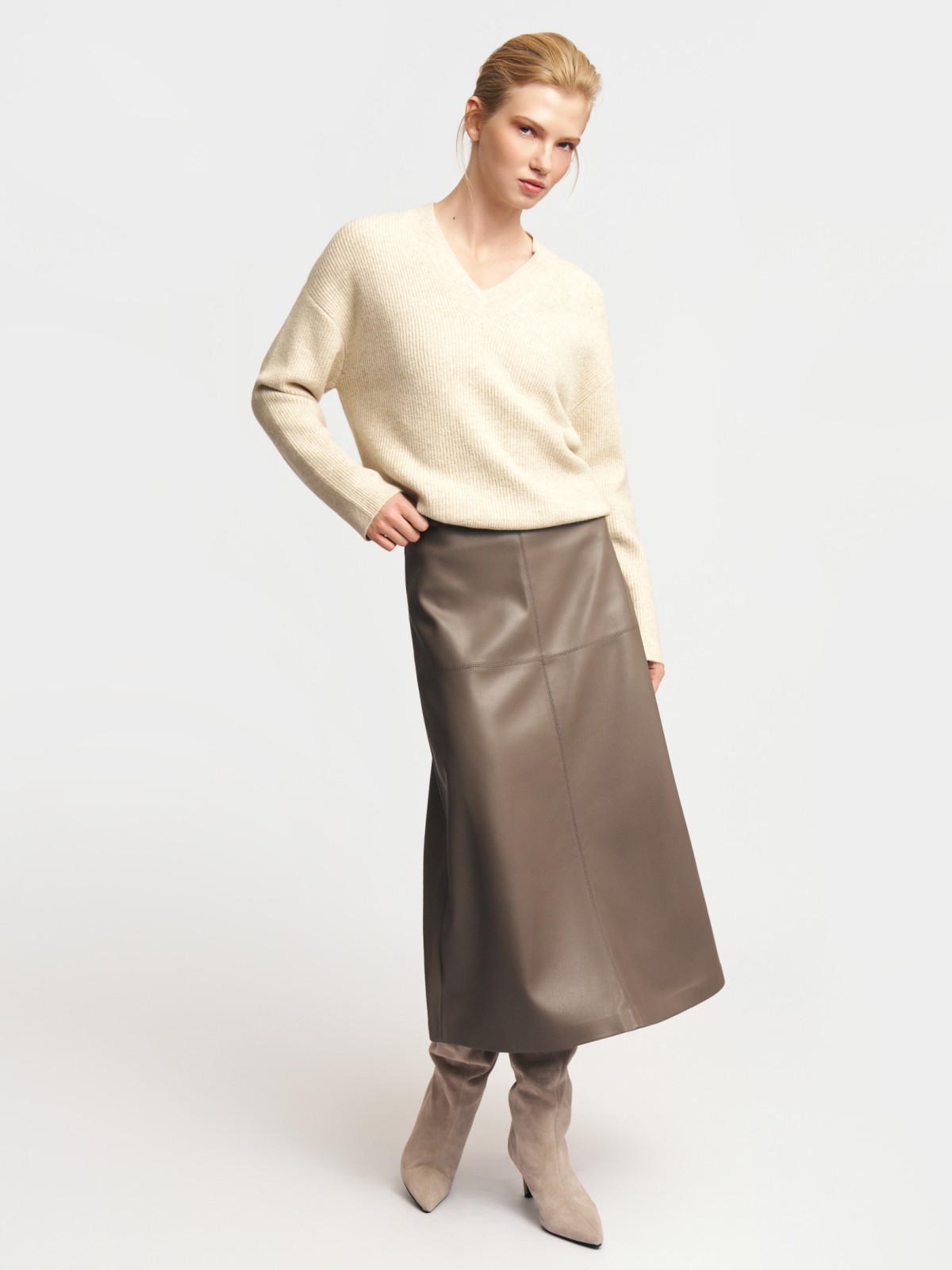 Вязаный пуловер с вырезом