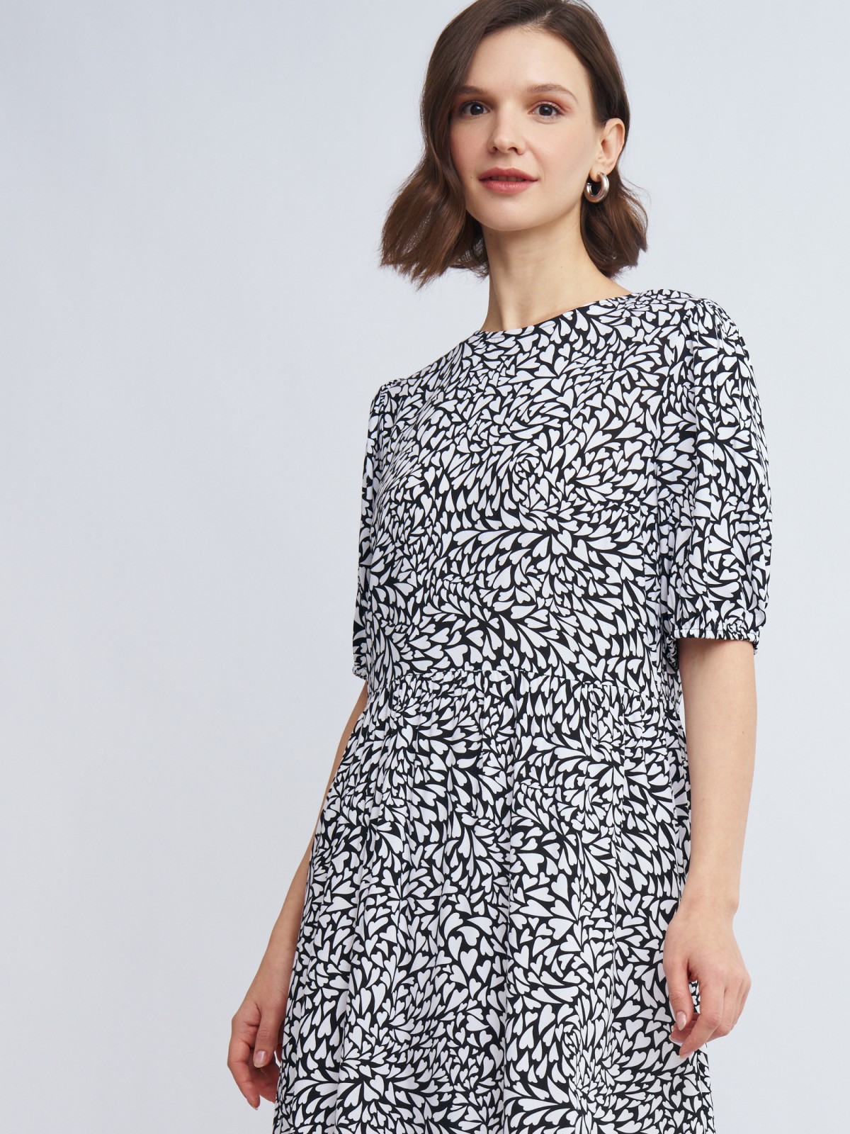 Ярусное платье миди с принтом в сердечко