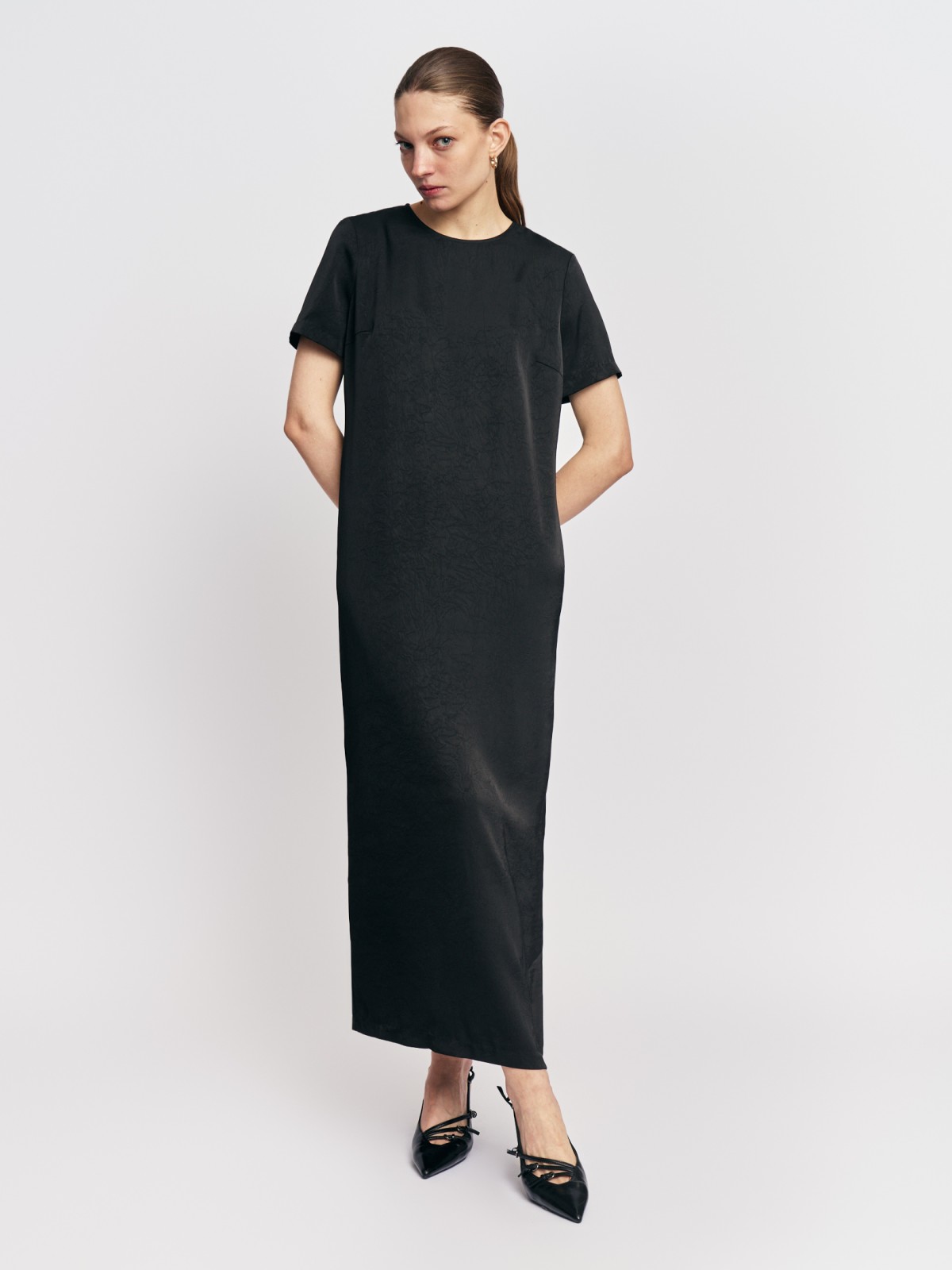 Атласное платье-футболка с коротким рукавом