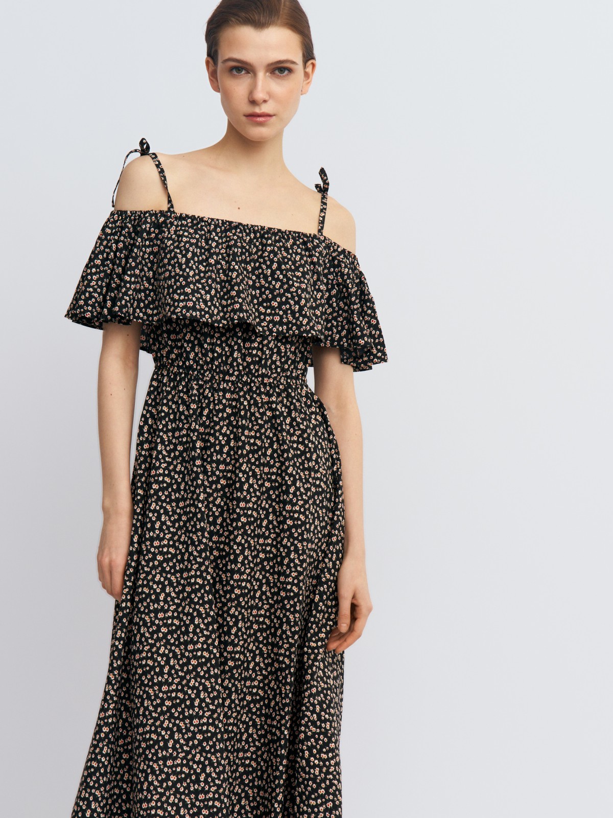 Платье-сарафан с открытыми плечами и разрезом