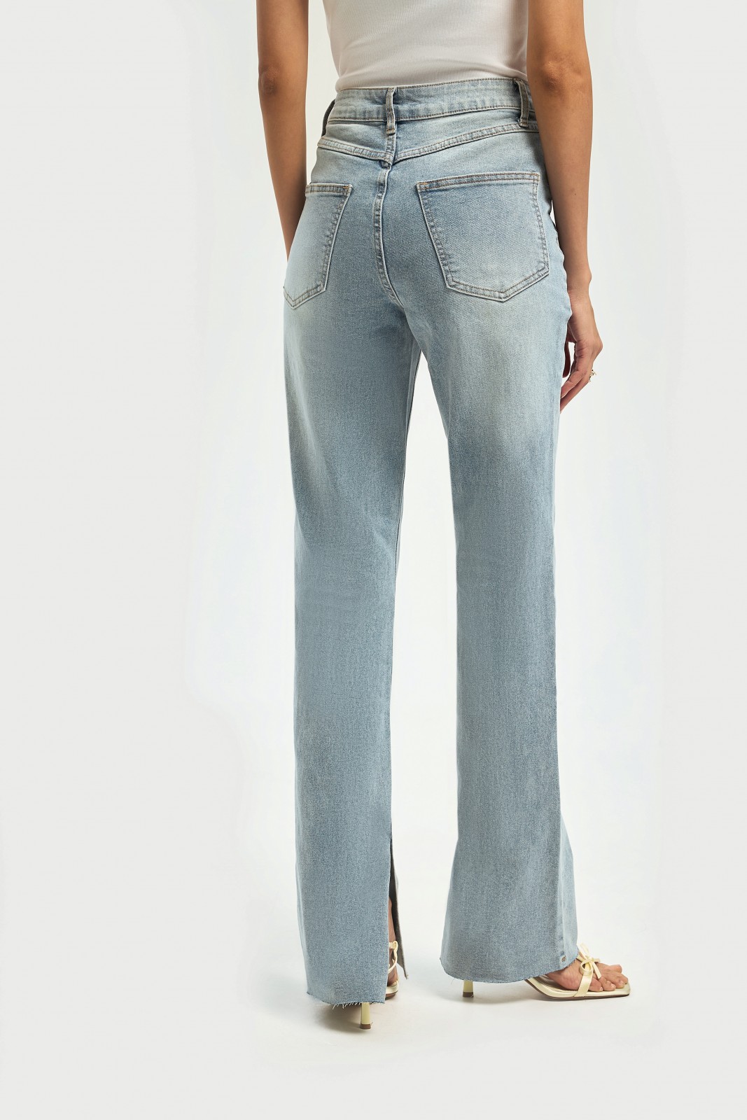 Джинсы силуэта Slim с разрезами