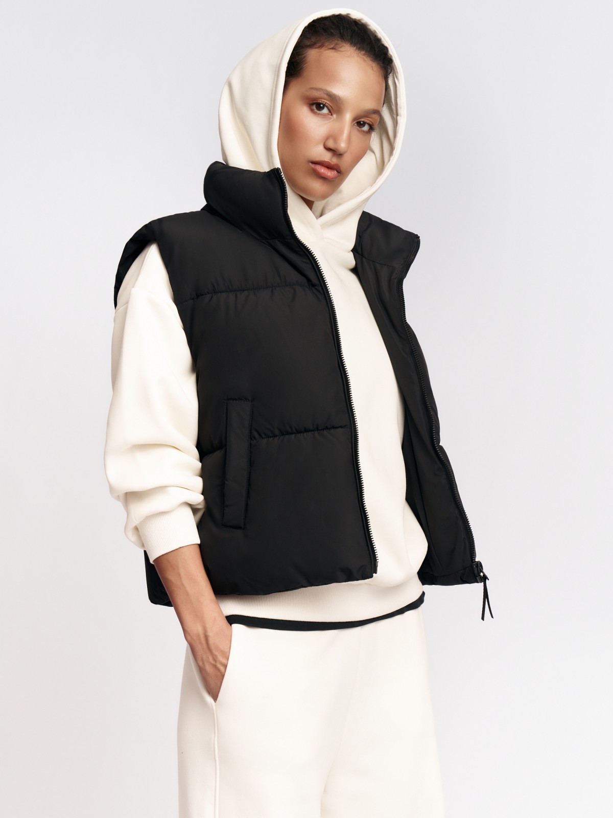 Тёплый стёганый жилет с воротником-стойкой