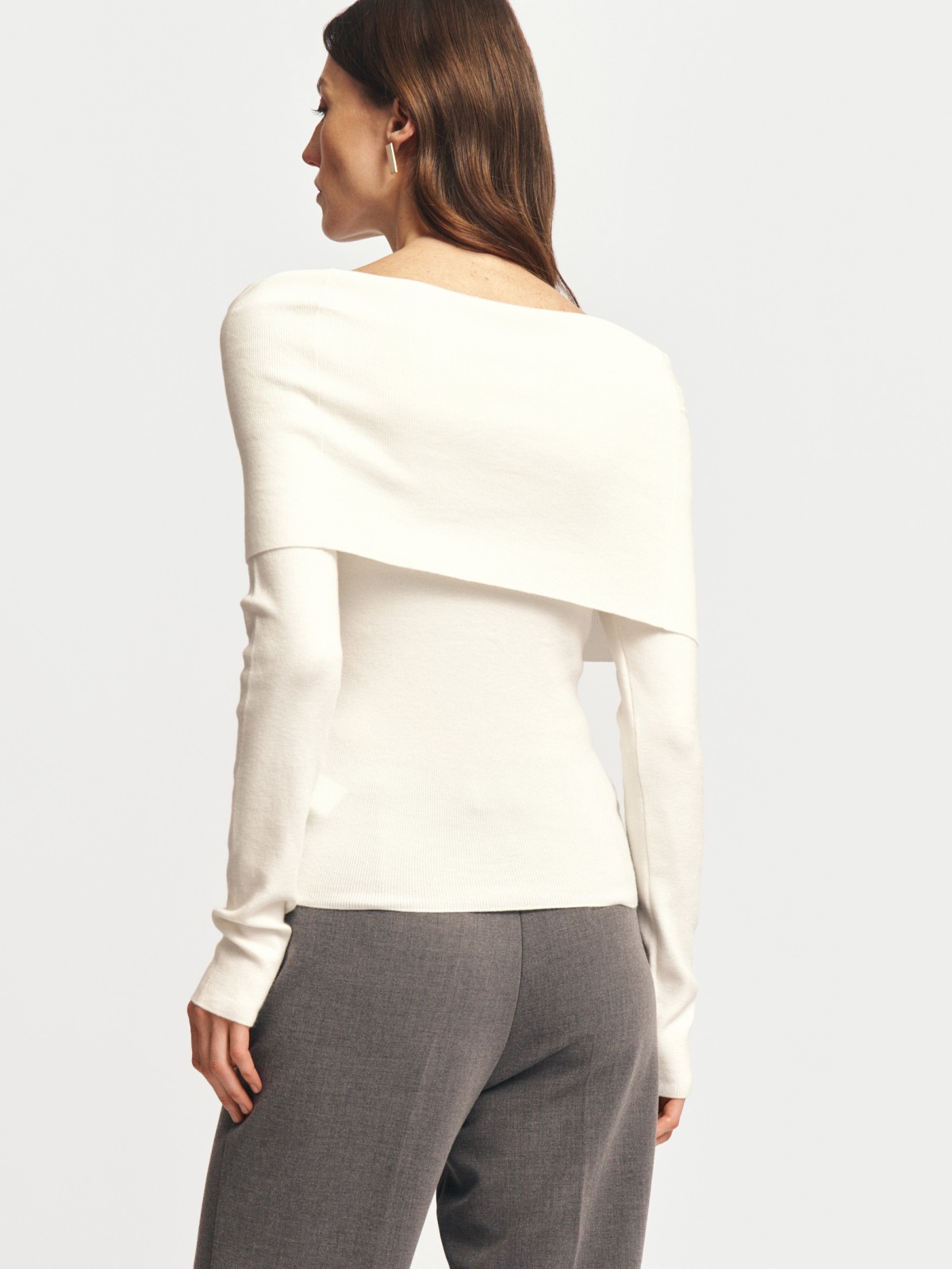 Трикотажный джемпер с открытыми плечами