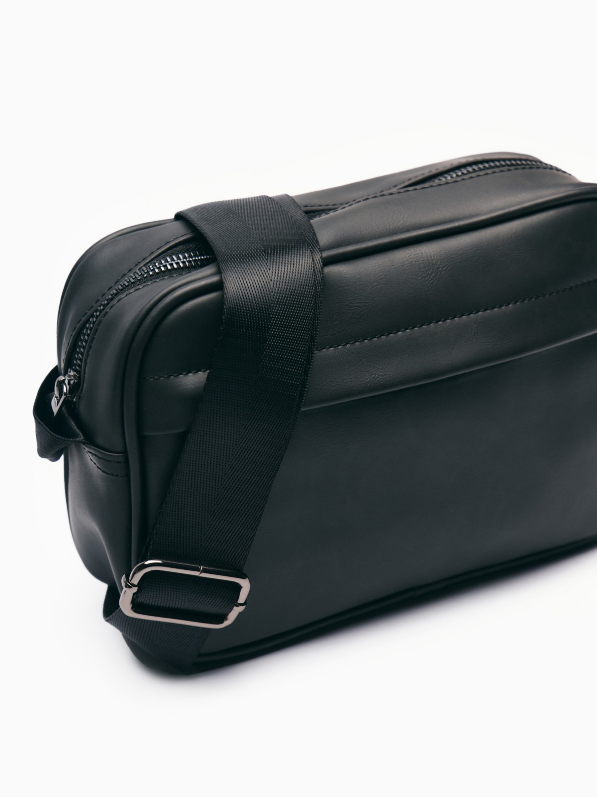 Сумка кросс-боди на ремешке через плечо