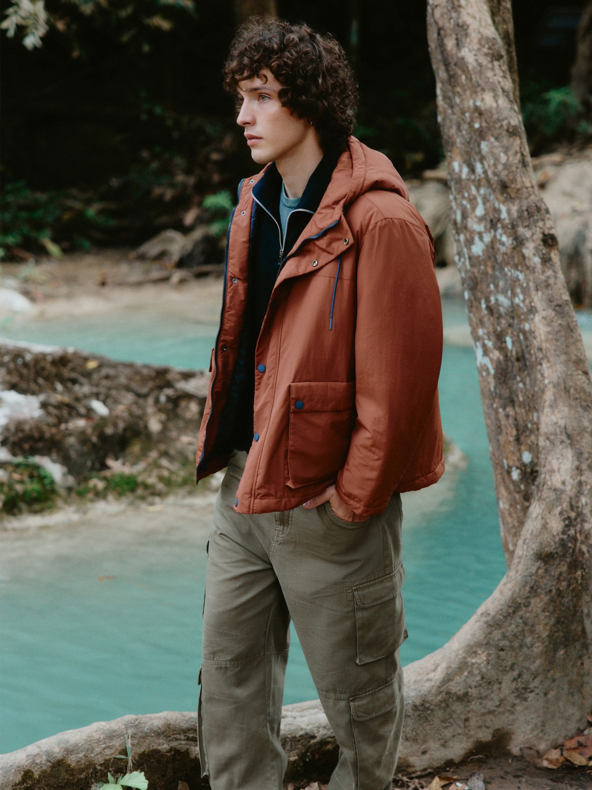 Тёплая куртка с капюшоном на синтепоне 2499₽