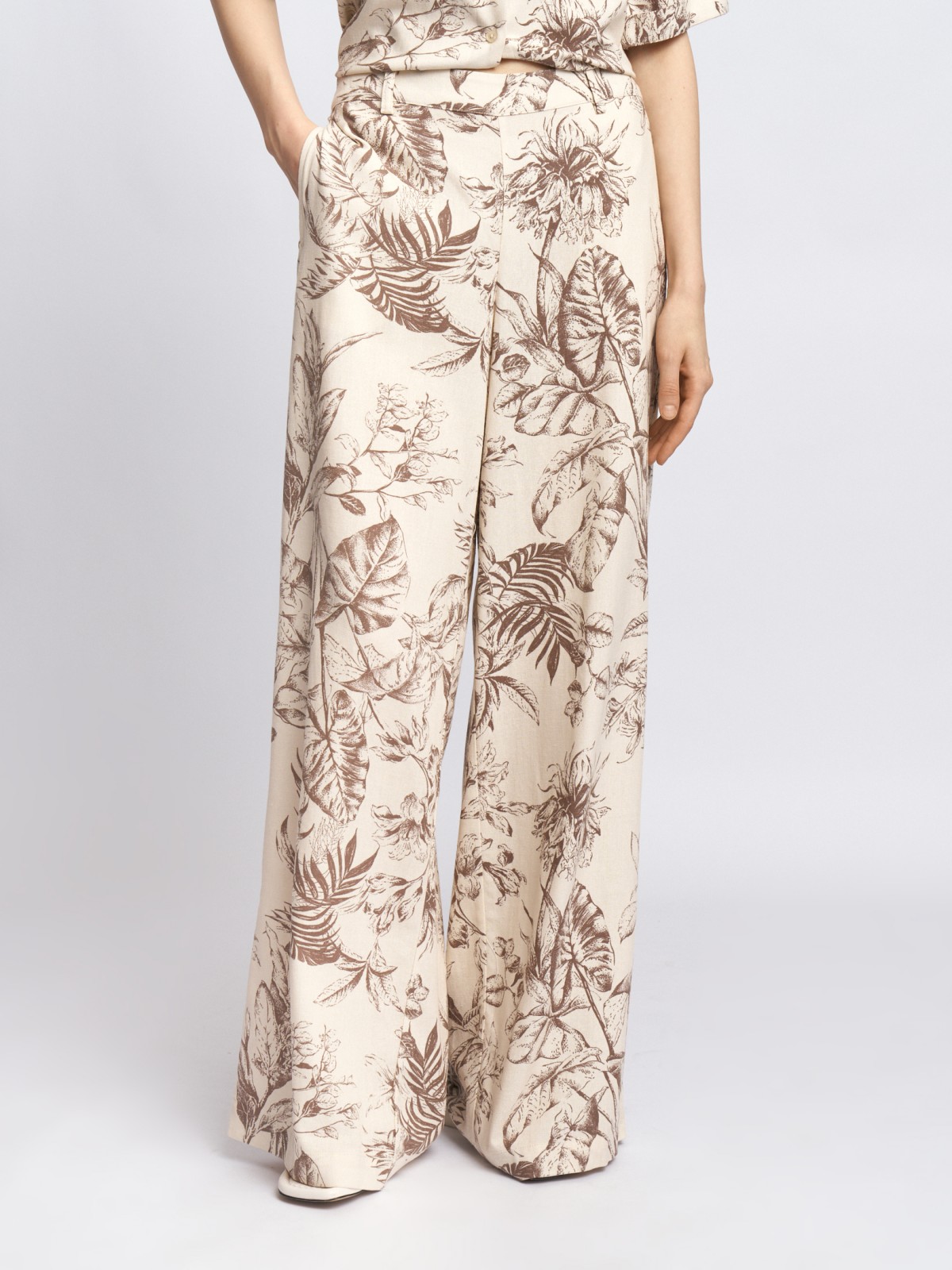 Льняные брюки на резинке с принтом