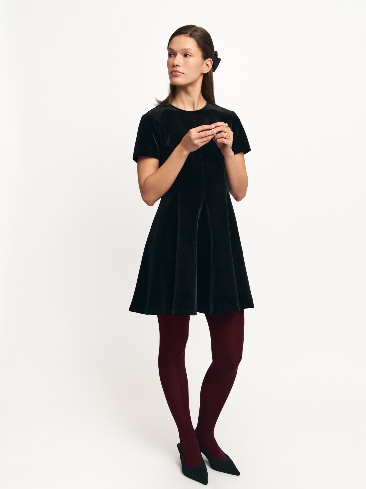 Бархатное платье мини с коротким рукавом