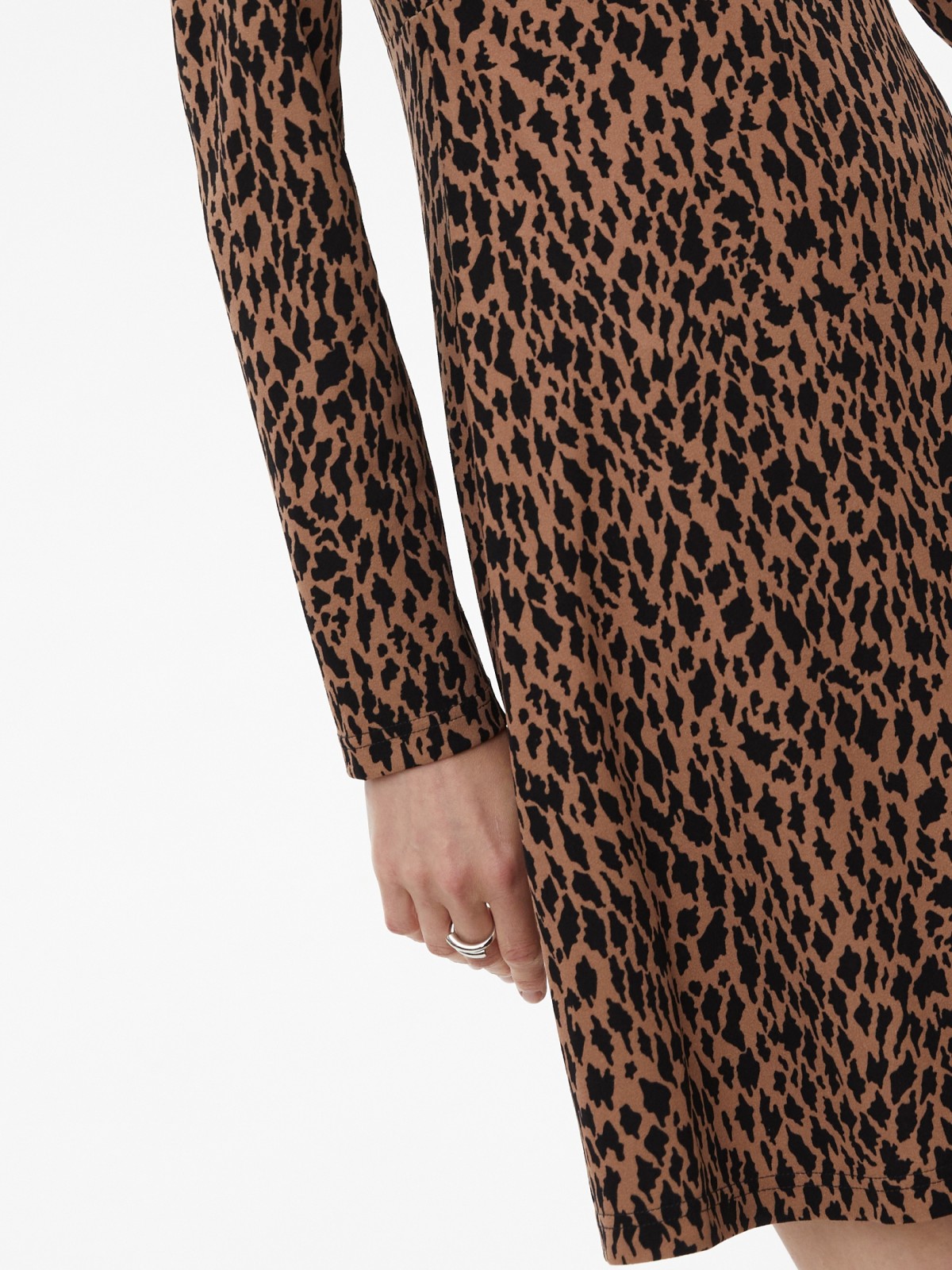 Платье длины мини с вырезом и принтом