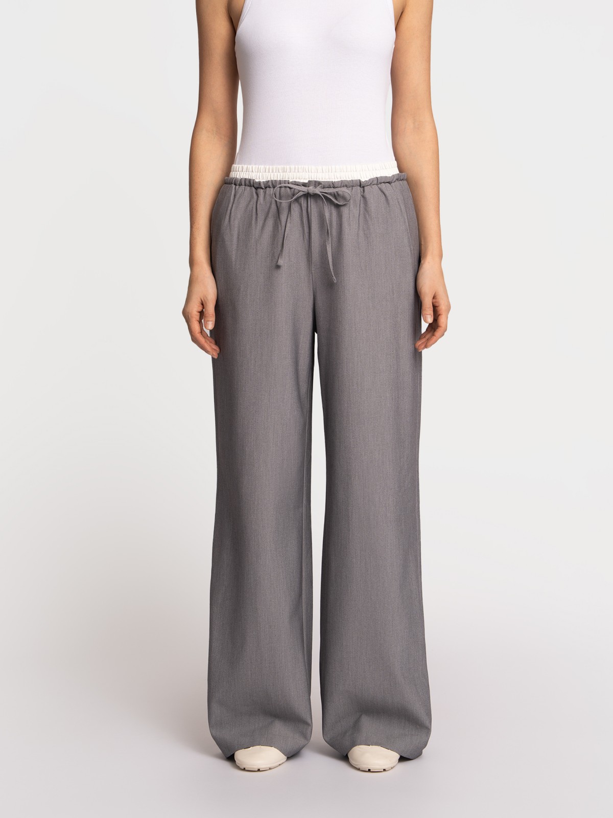 Прямые брюки на резинке с акцентным поясом