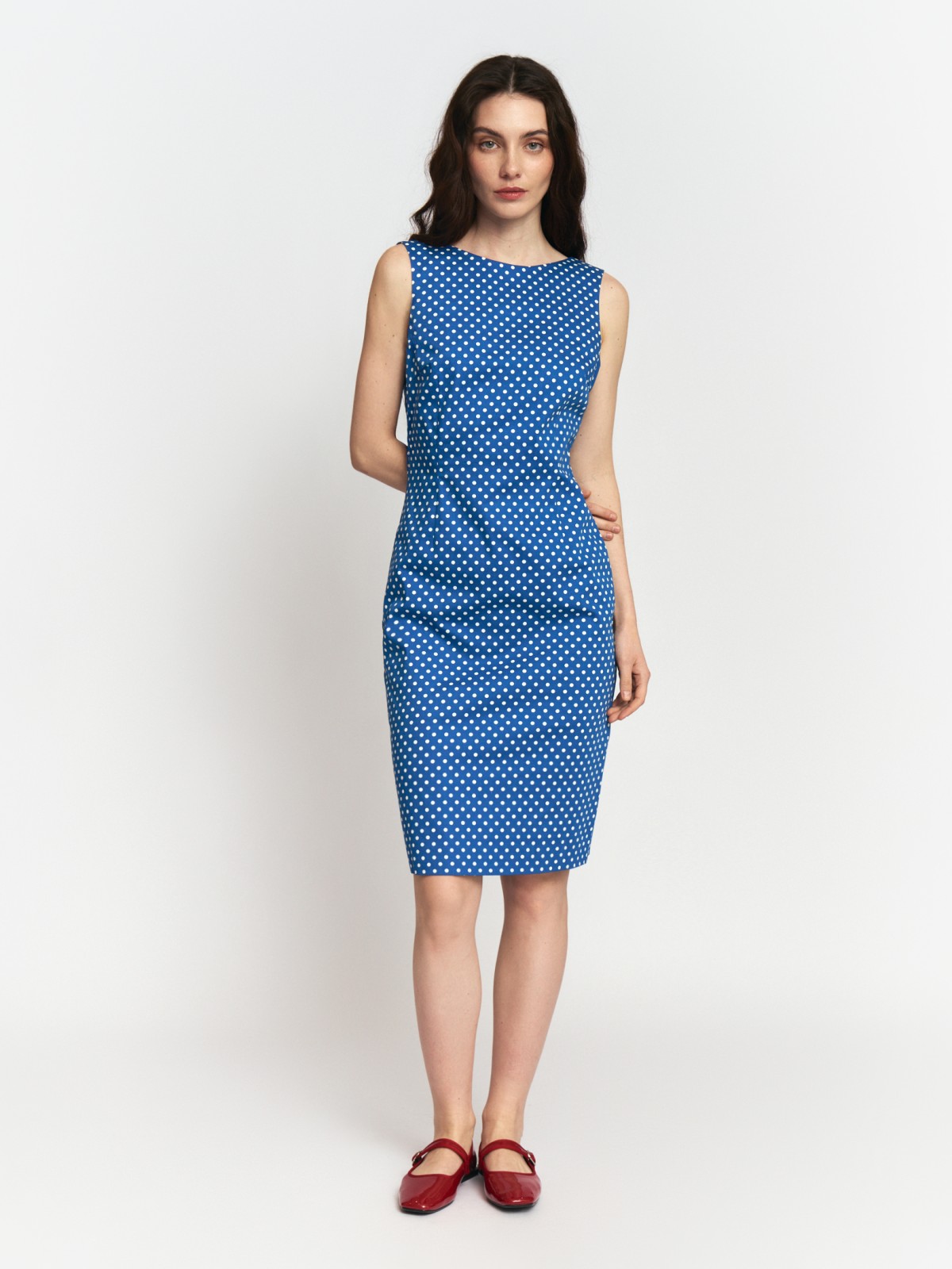 Платье-футляр из хлопка в горошек без рукавов