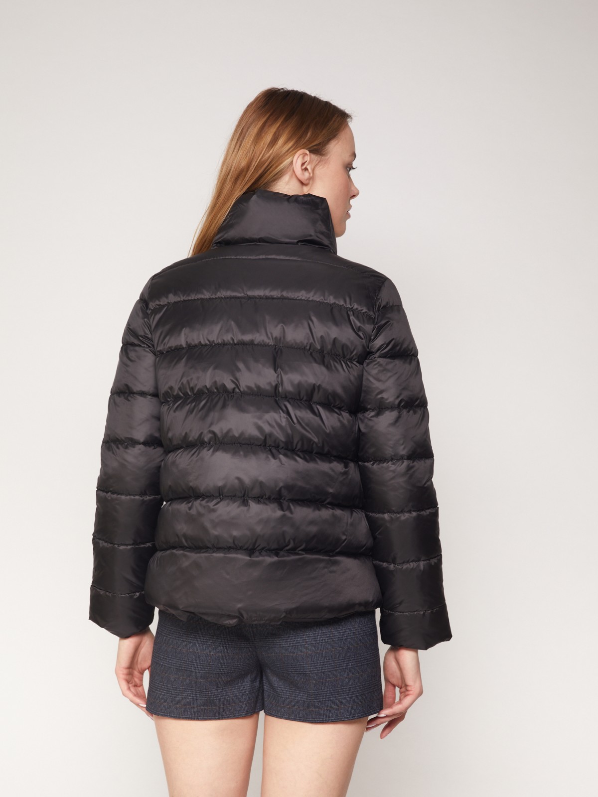 Утеплённая короткая куртка с высоким воротником-стойкой zolla 021335102044, цвет черный, размер XS - фото 6