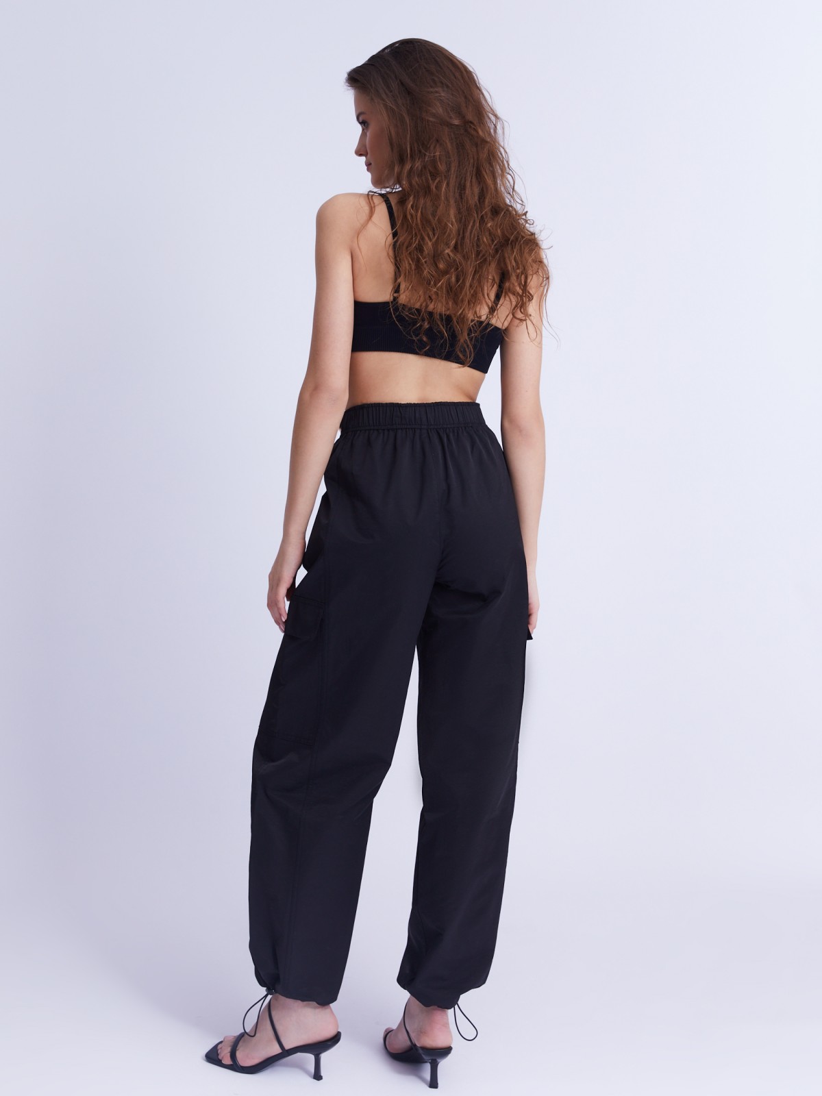 Брюки-джоггеры на резинке с карманами карго