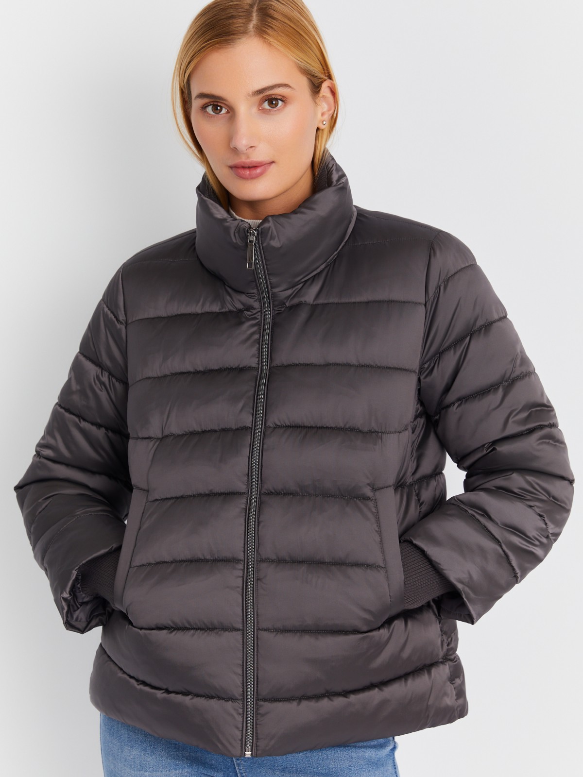 Тёплая укороченная куртка с воротником-стойкой и трикотажными манжетами zolla 023345102254, цвет темно-серый, размер XS - фото 3