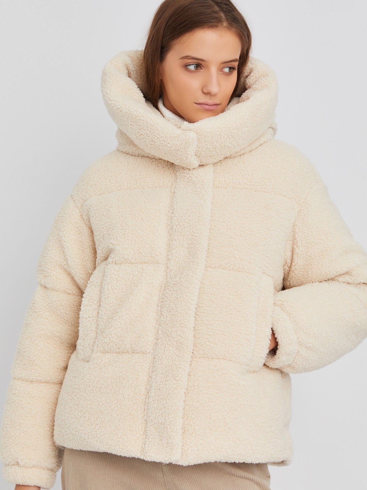 Короткая тёплая куртка-шуба из экомеха с капюшоном и двойным воротником zolla 023345550044, цвет молоко, размер XS - фото 5
