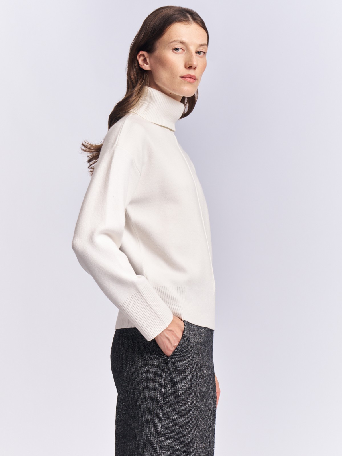 Трикотажный свитер с горлом