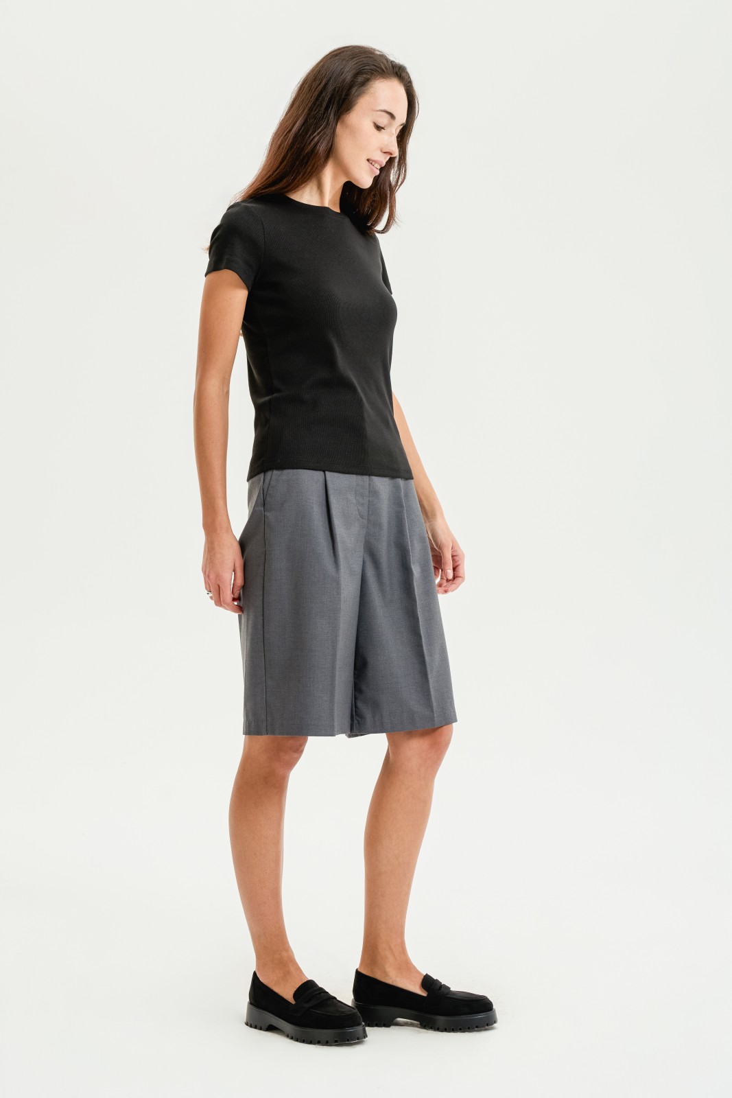 Удлинённые шорты-бермуды со стрелками