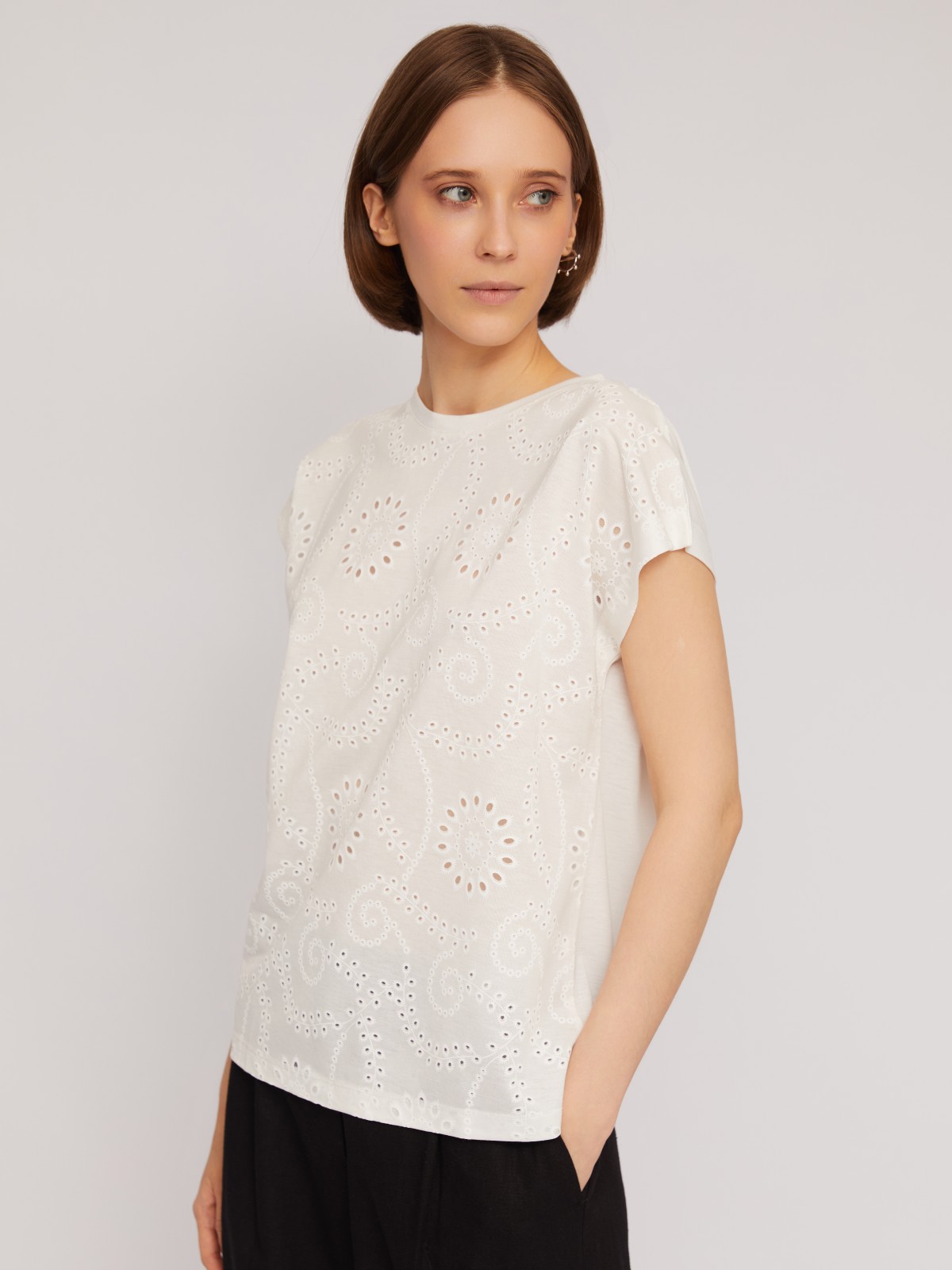 Футболка с вышивкой ришелье