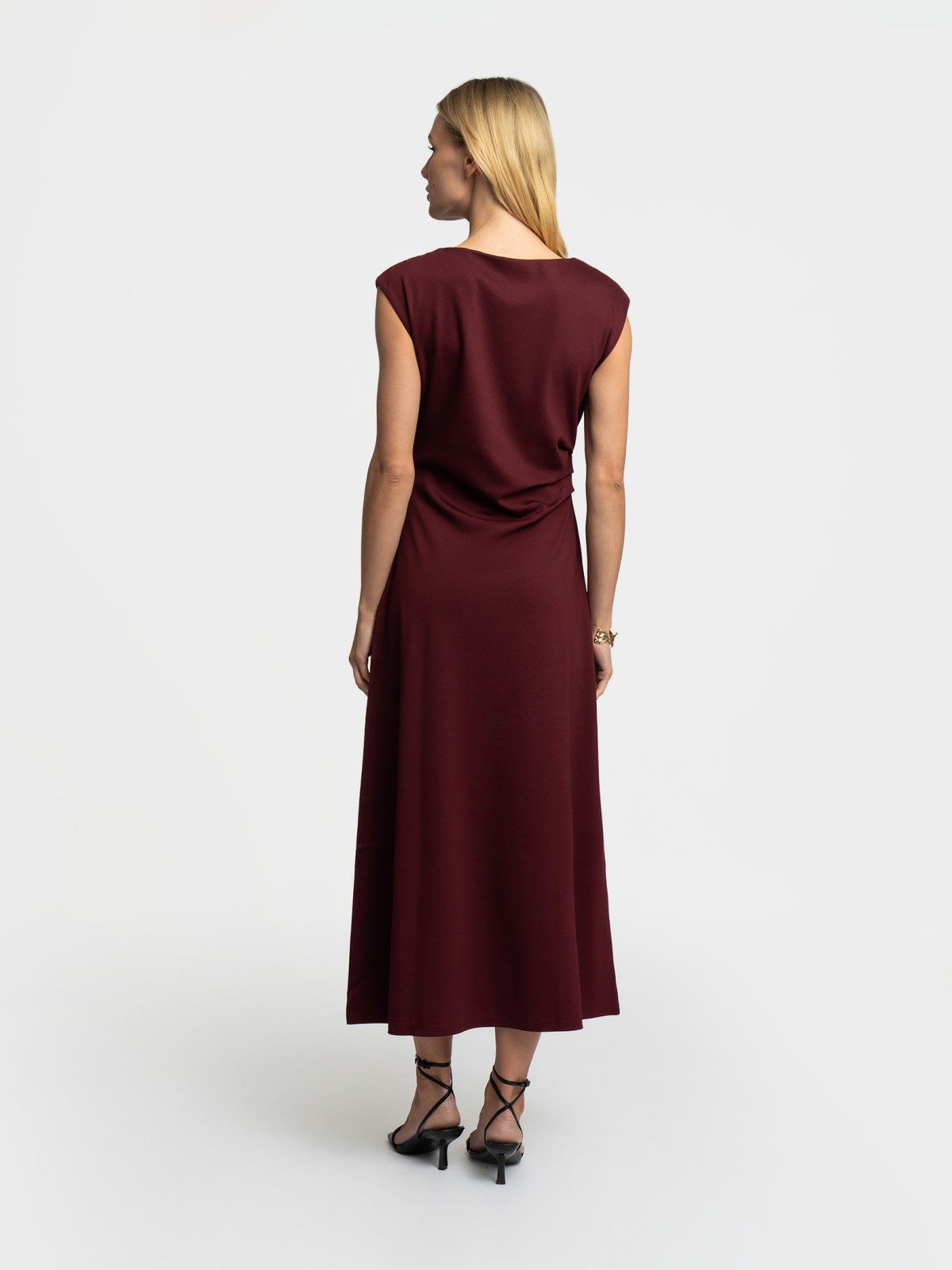 Платье миди без рукавов с драпировкой